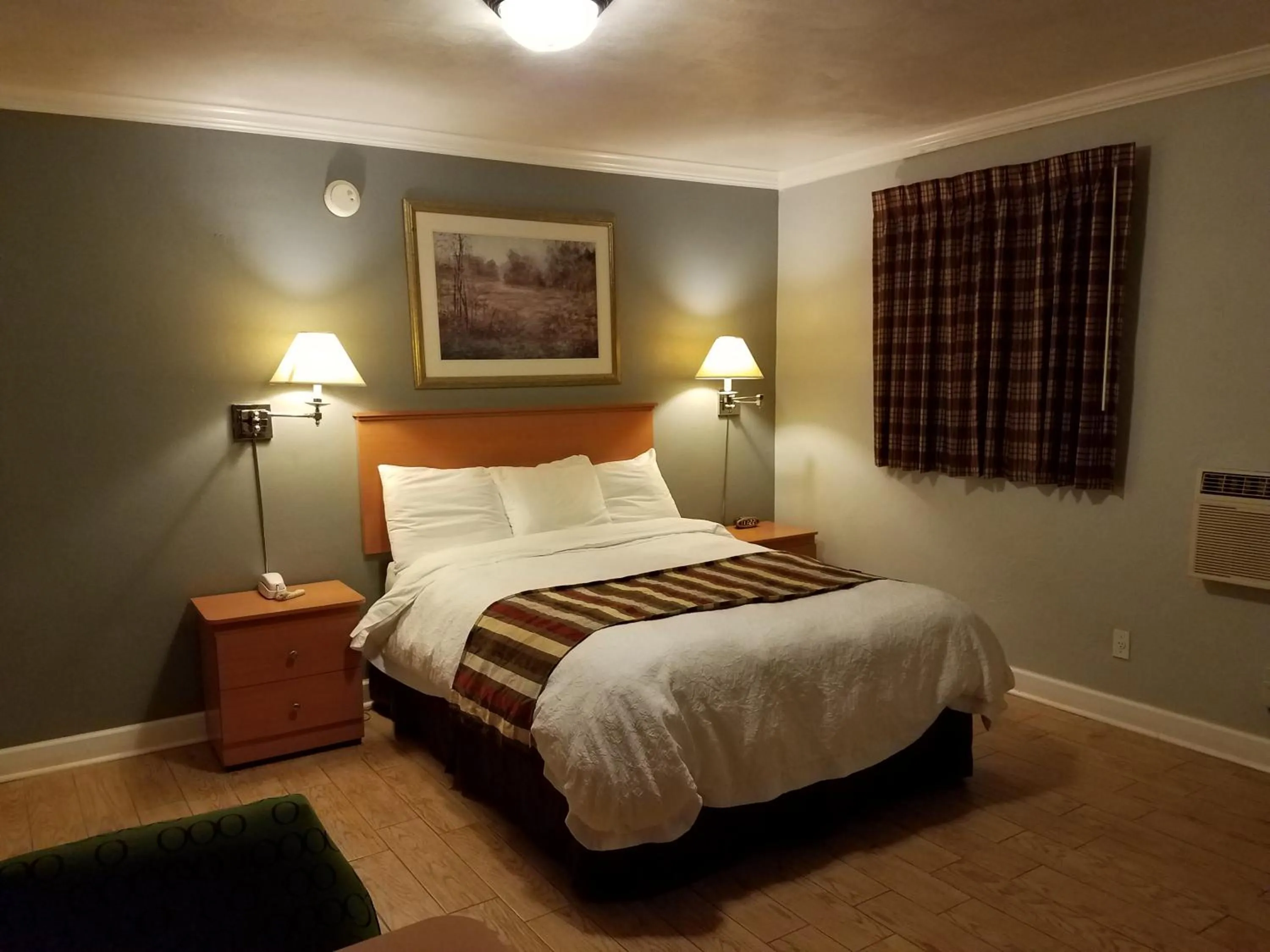 Bed in Scottish Inn - Okeechobee
