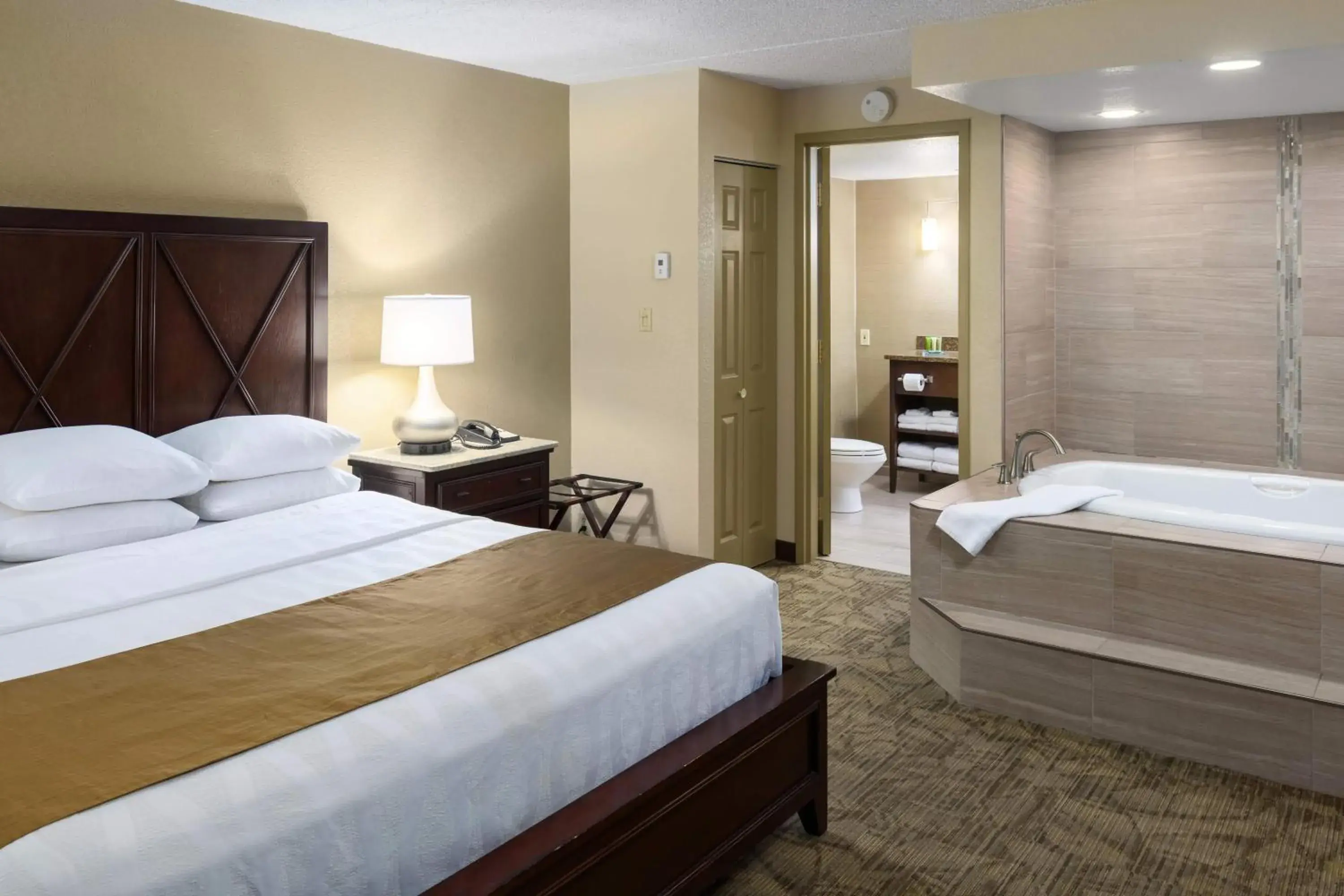 Hot Tub, Bed in Bismarck Hotel and Conference Center