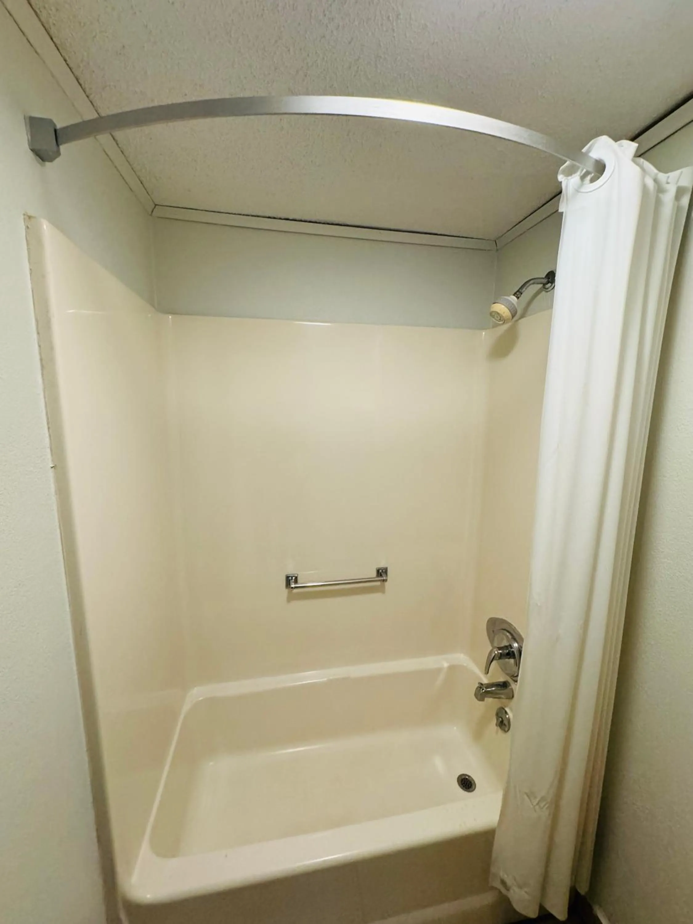 Shower in Knights Inn Bridgeport Frankenmuth