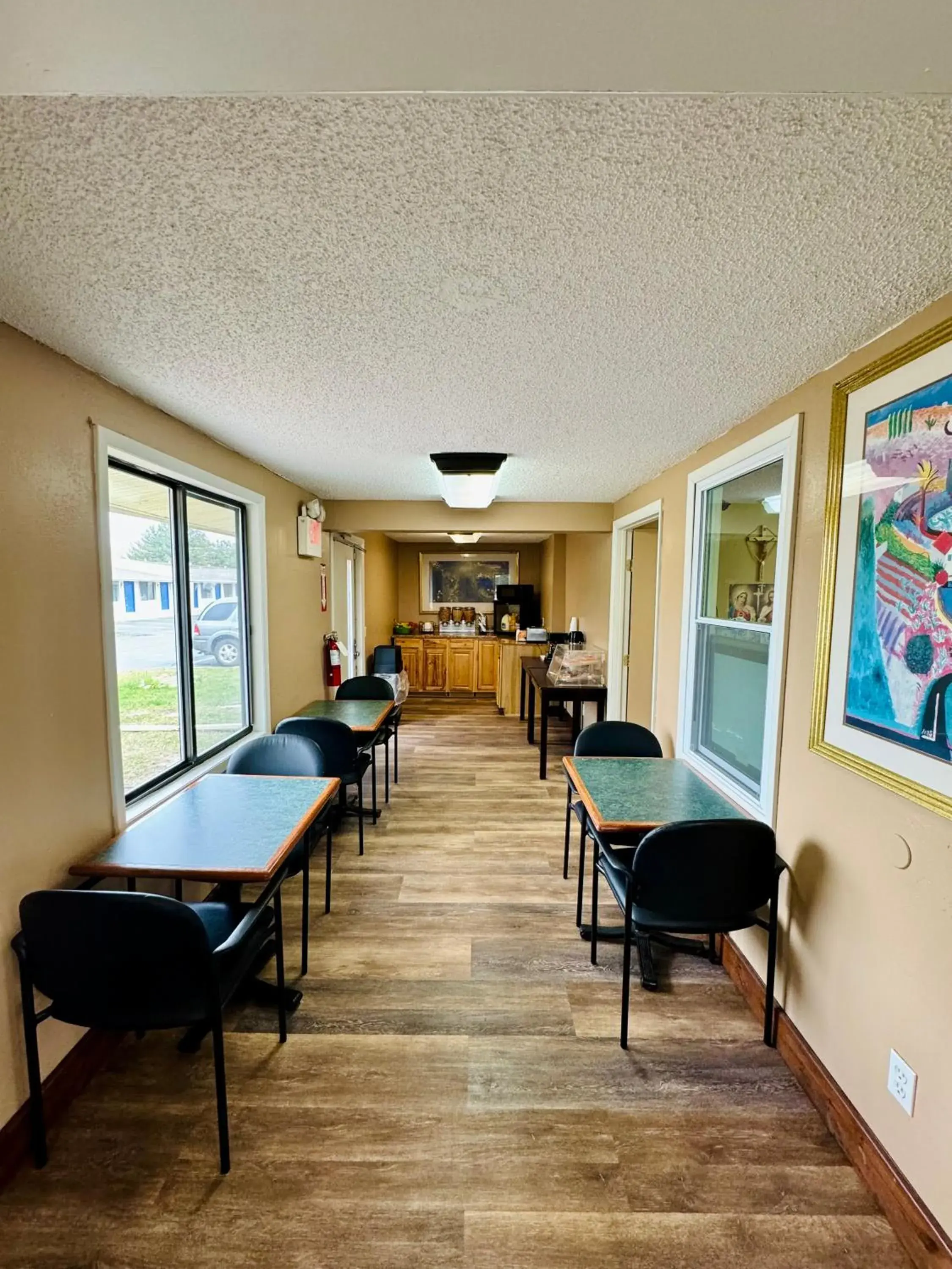 Breakfast in Knights Inn Bridgeport Frankenmuth Breakfast in Knights Inn Bridgeport Frankenmuth