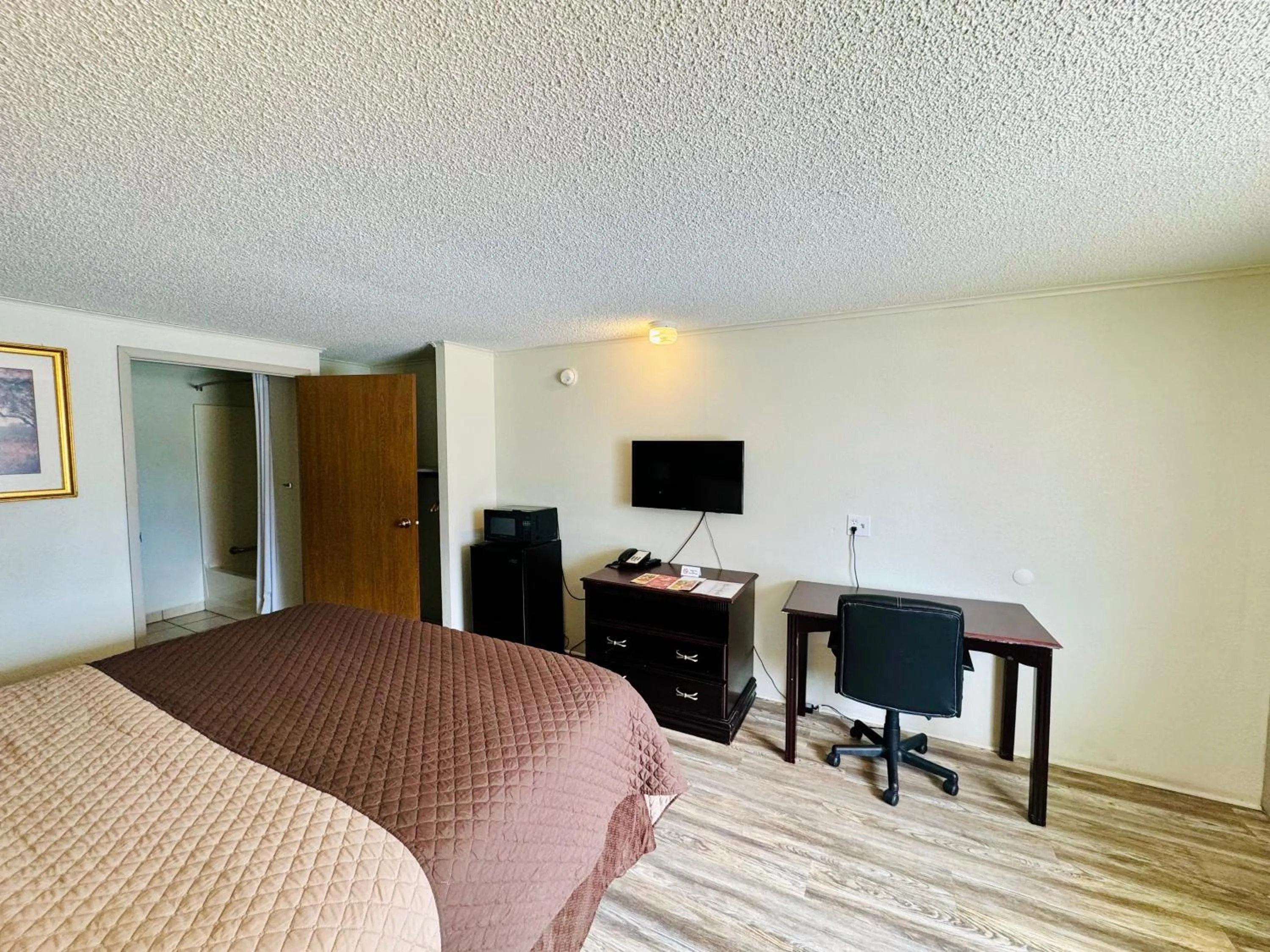 TV and multimedia, Bed in Knights Inn Bridgeport Frankenmuth