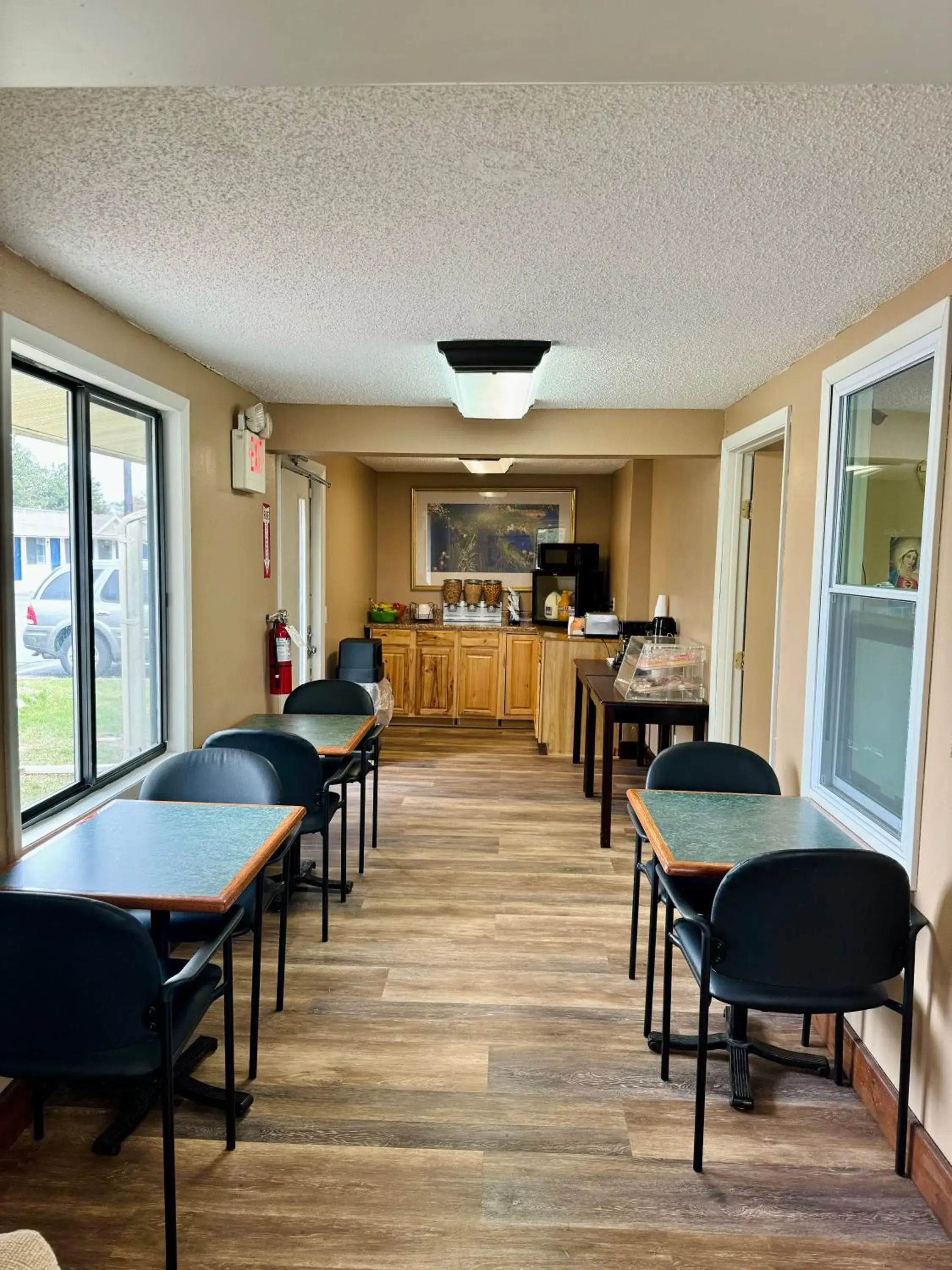 Breakfast in Knights Inn Bridgeport Frankenmuth Breakfast in Knights Inn Bridgeport Frankenmuth