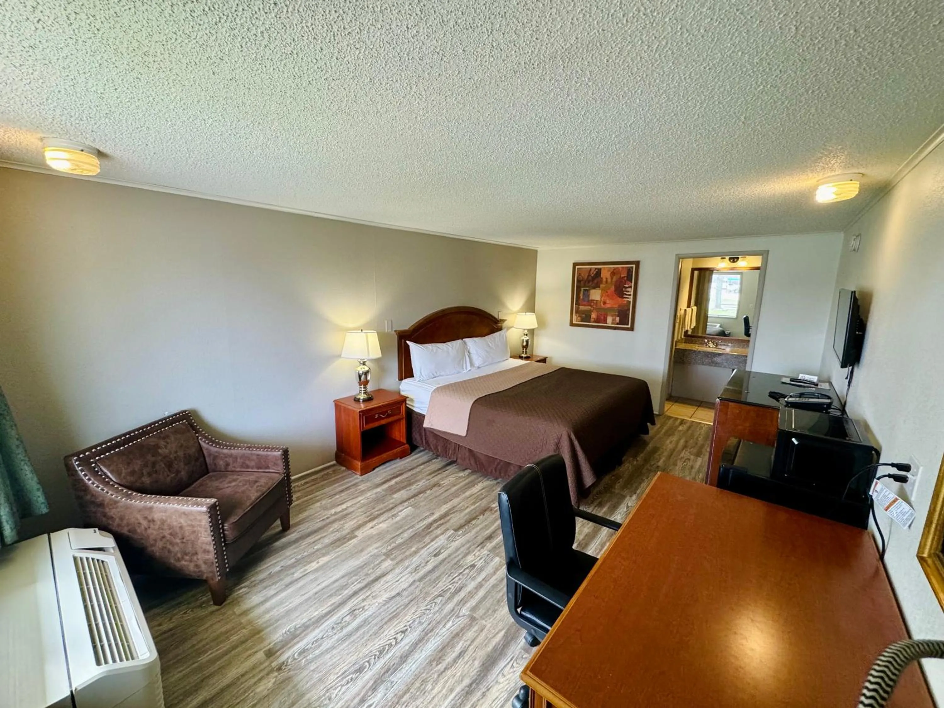 TV and multimedia, Bed in Knights Inn Bridgeport Frankenmuth