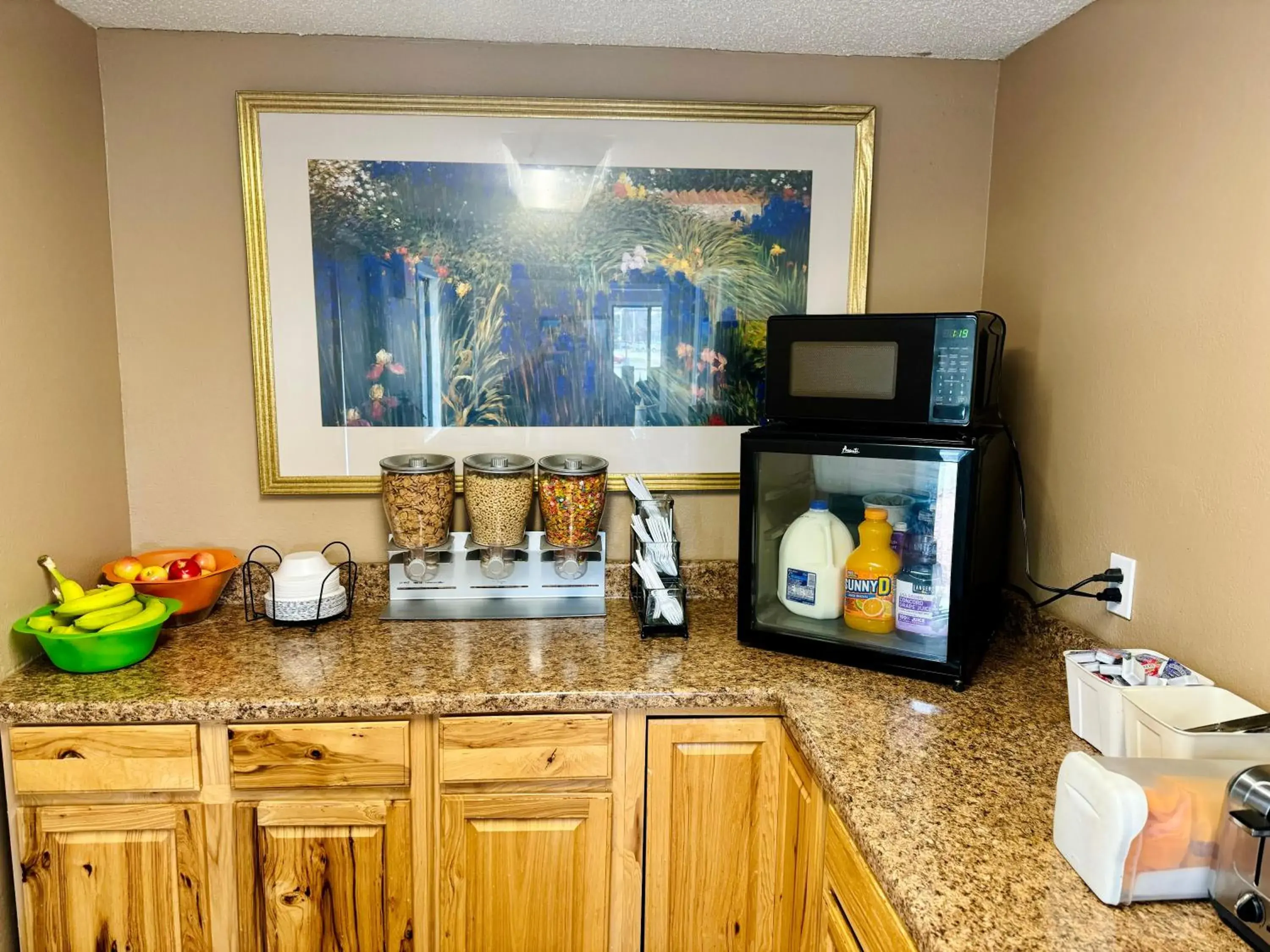 Breakfast in Knights Inn Bridgeport Frankenmuth Breakfast in Knights Inn Bridgeport Frankenmuth