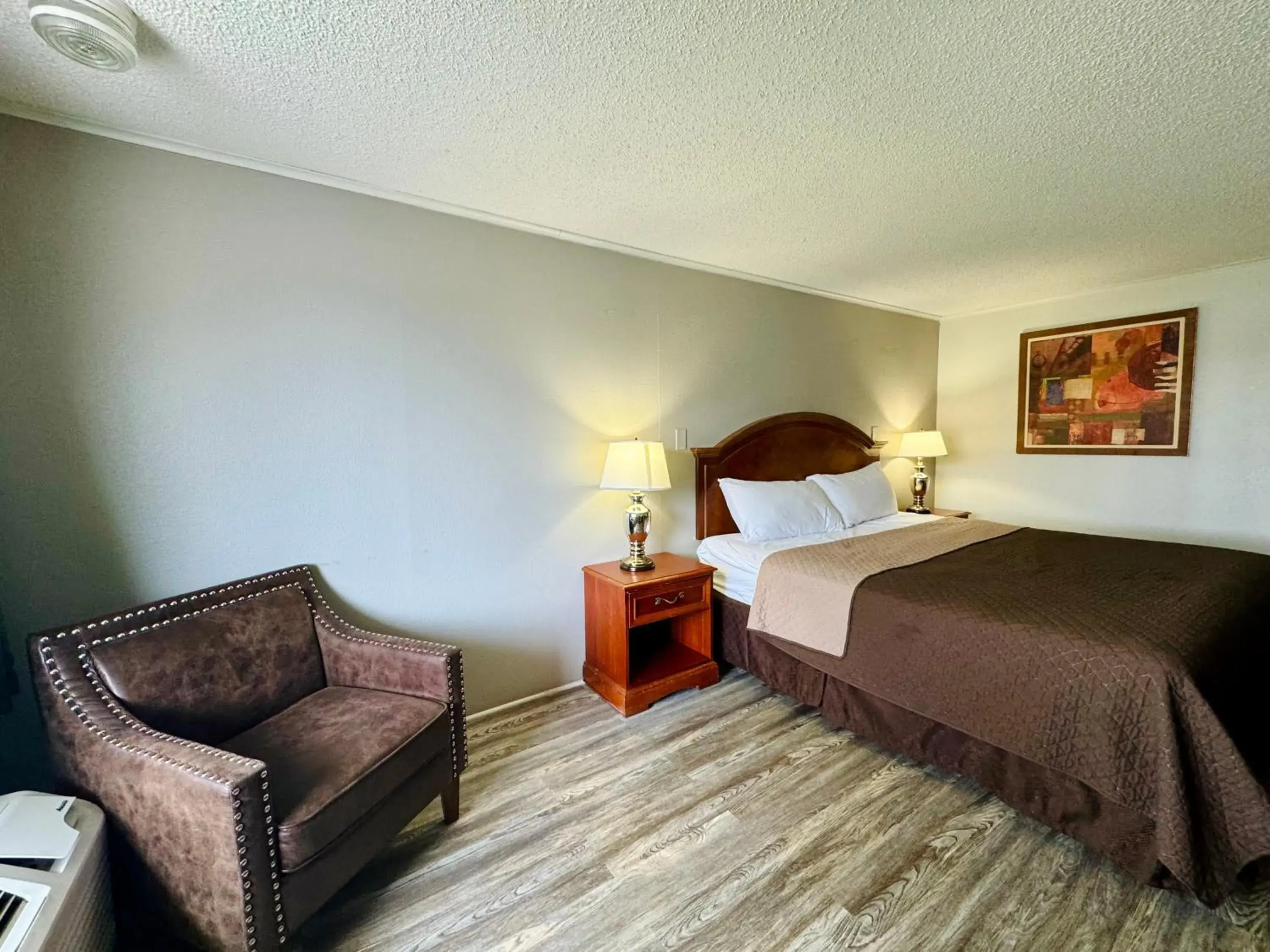 Photo of the whole room, Bed in Knights Inn Bridgeport Frankenmuth Photo of the whole room, Bed in Knights Inn Bridgeport Frankenmuth