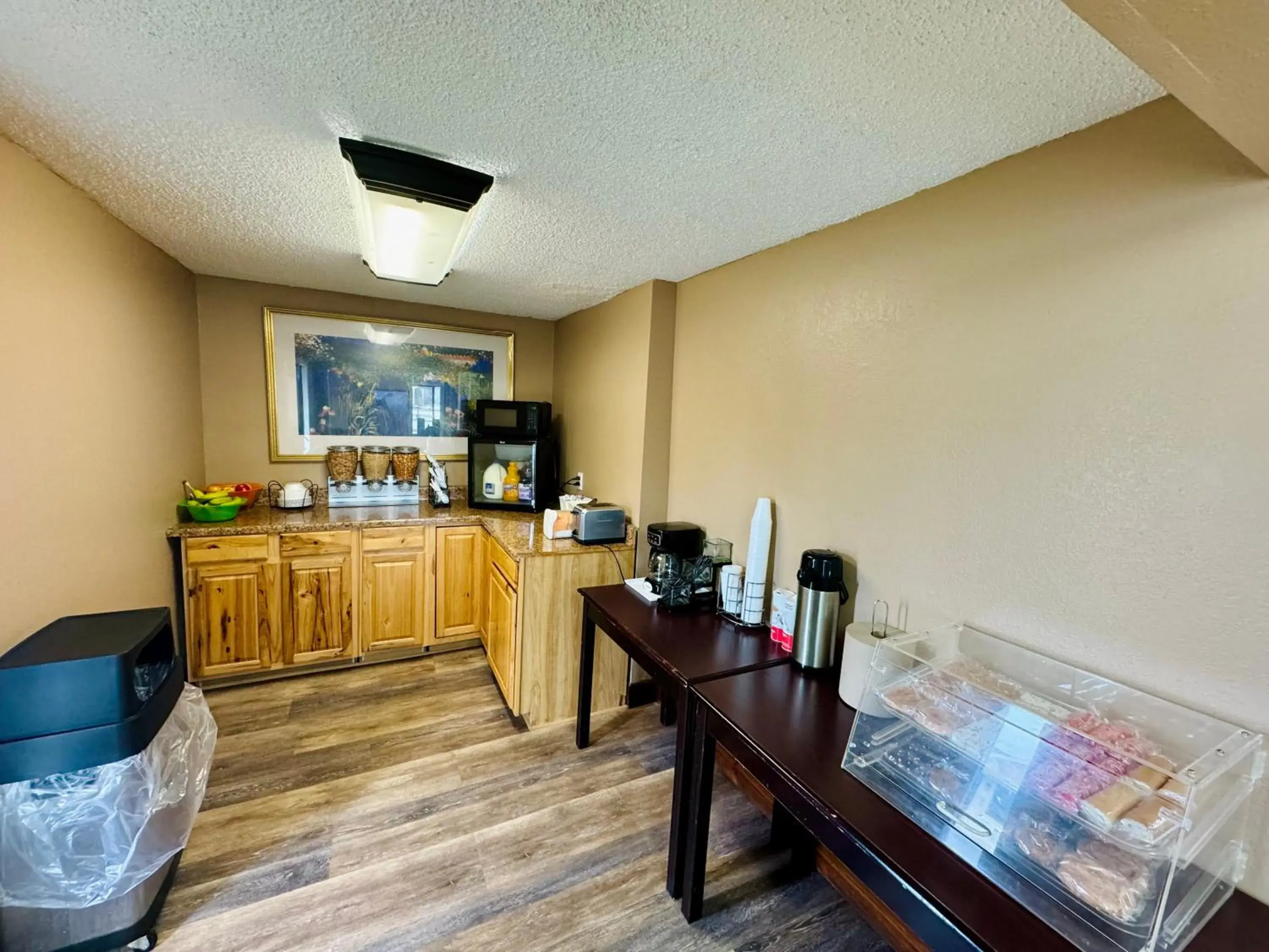 Breakfast in Knights Inn Bridgeport Frankenmuth Breakfast in Knights Inn Bridgeport Frankenmuth