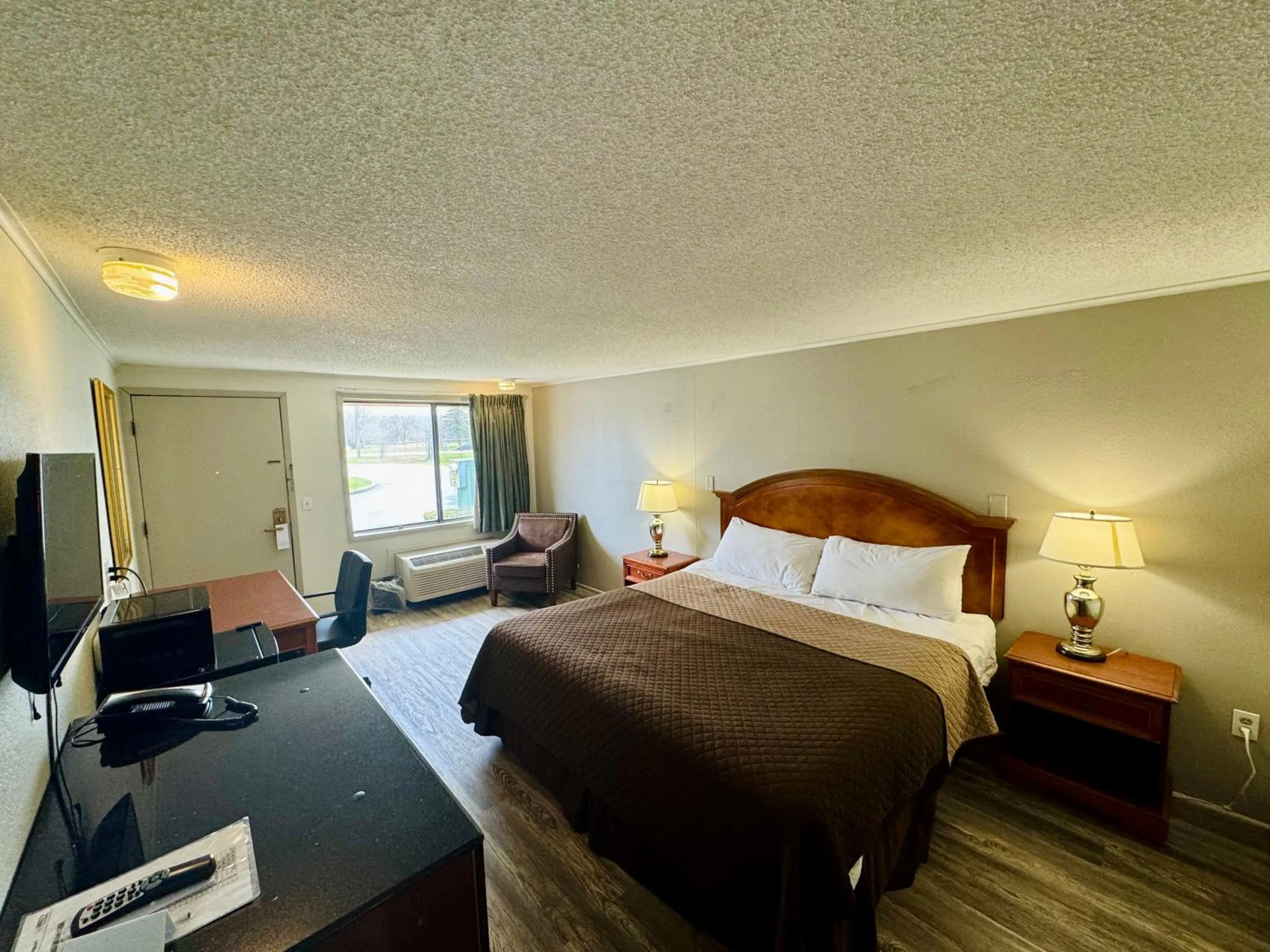 TV and multimedia, Bed in Knights Inn Bridgeport Frankenmuth