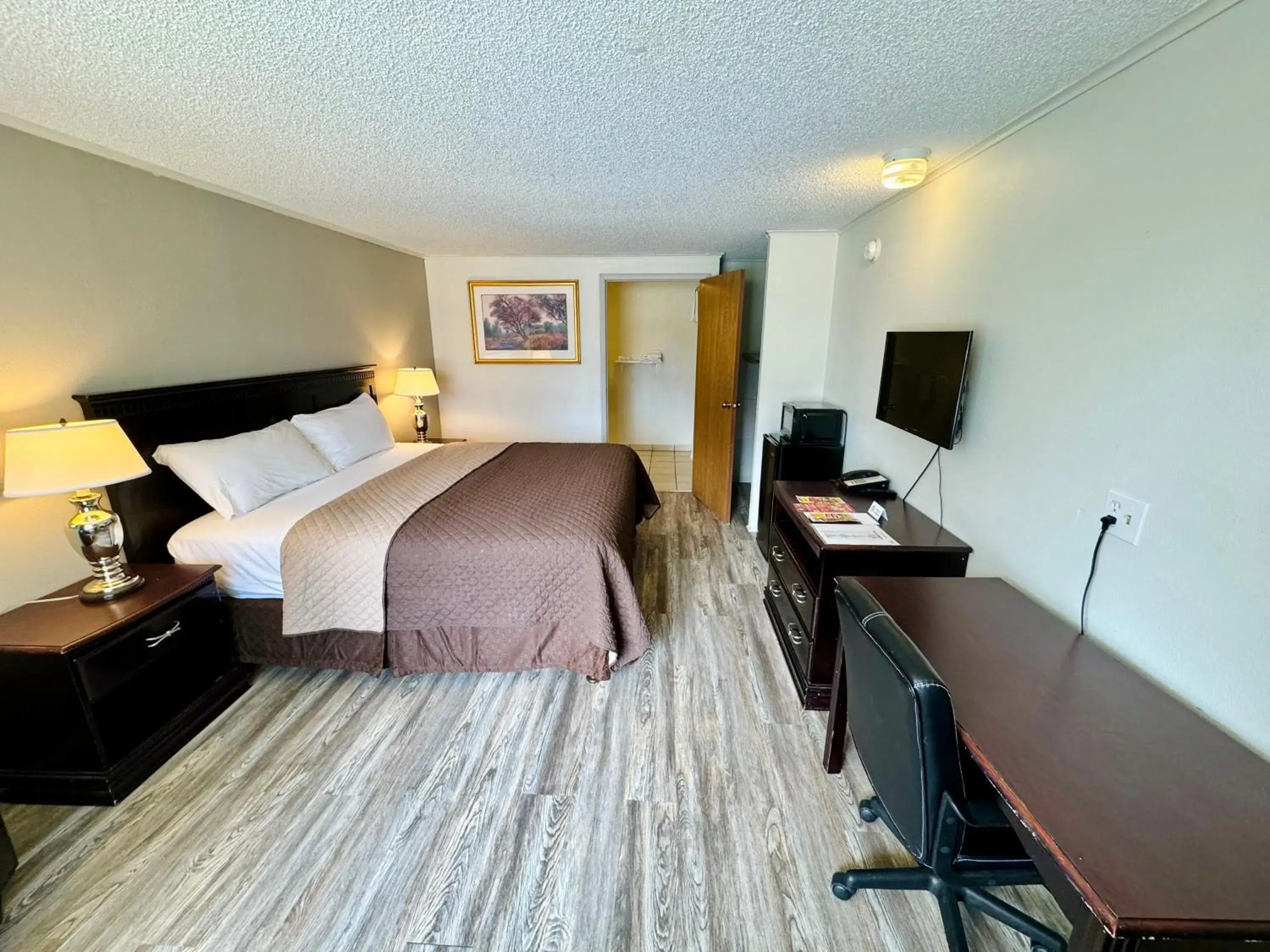 Photo of the whole room, Bed in Knights Inn Bridgeport Frankenmuth Photo of the whole room, Bed in Knights Inn Bridgeport Frankenmuth