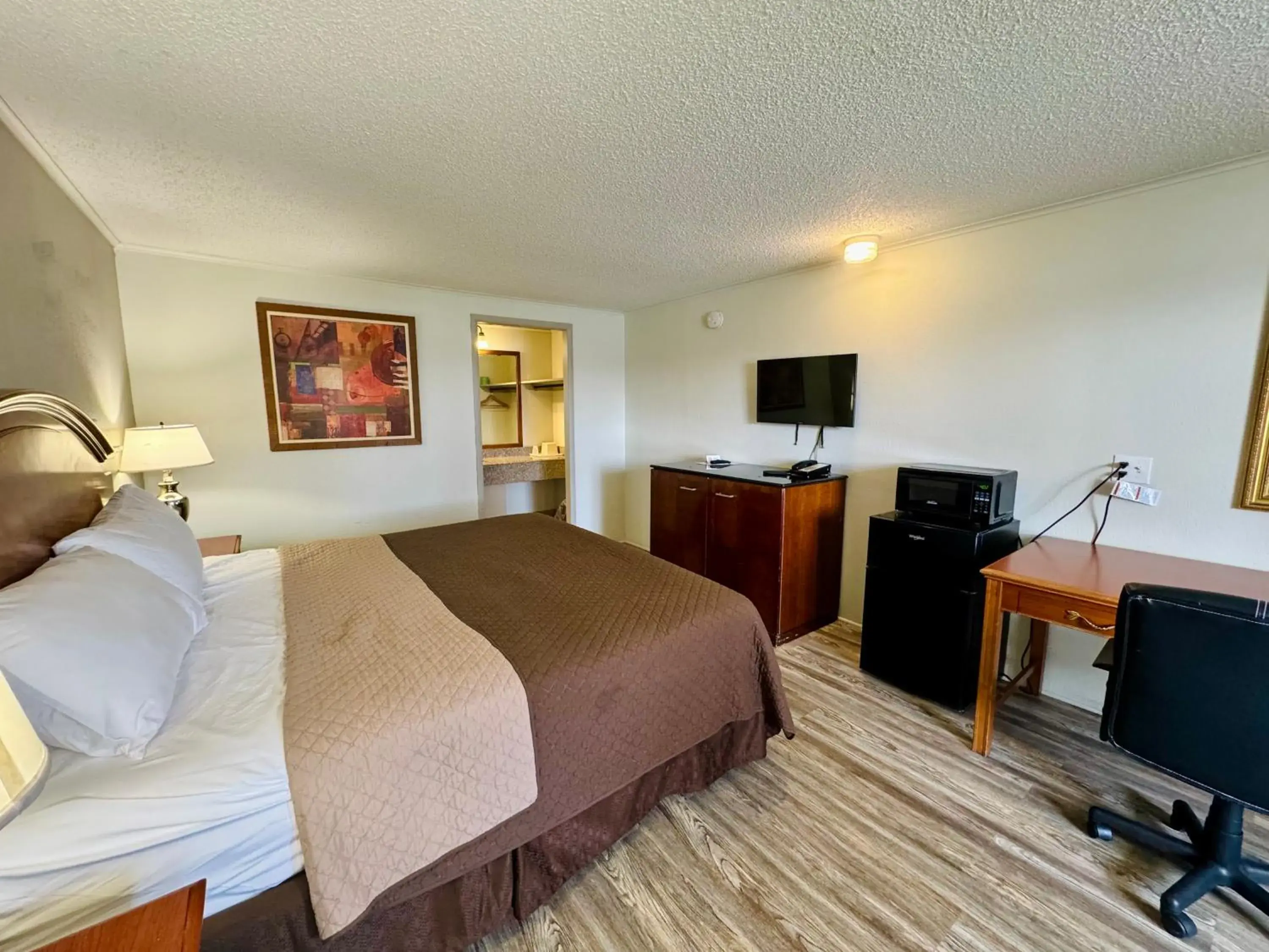 Bed in Knights Inn Bridgeport Frankenmuth Bed in Knights Inn Bridgeport Frankenmuth