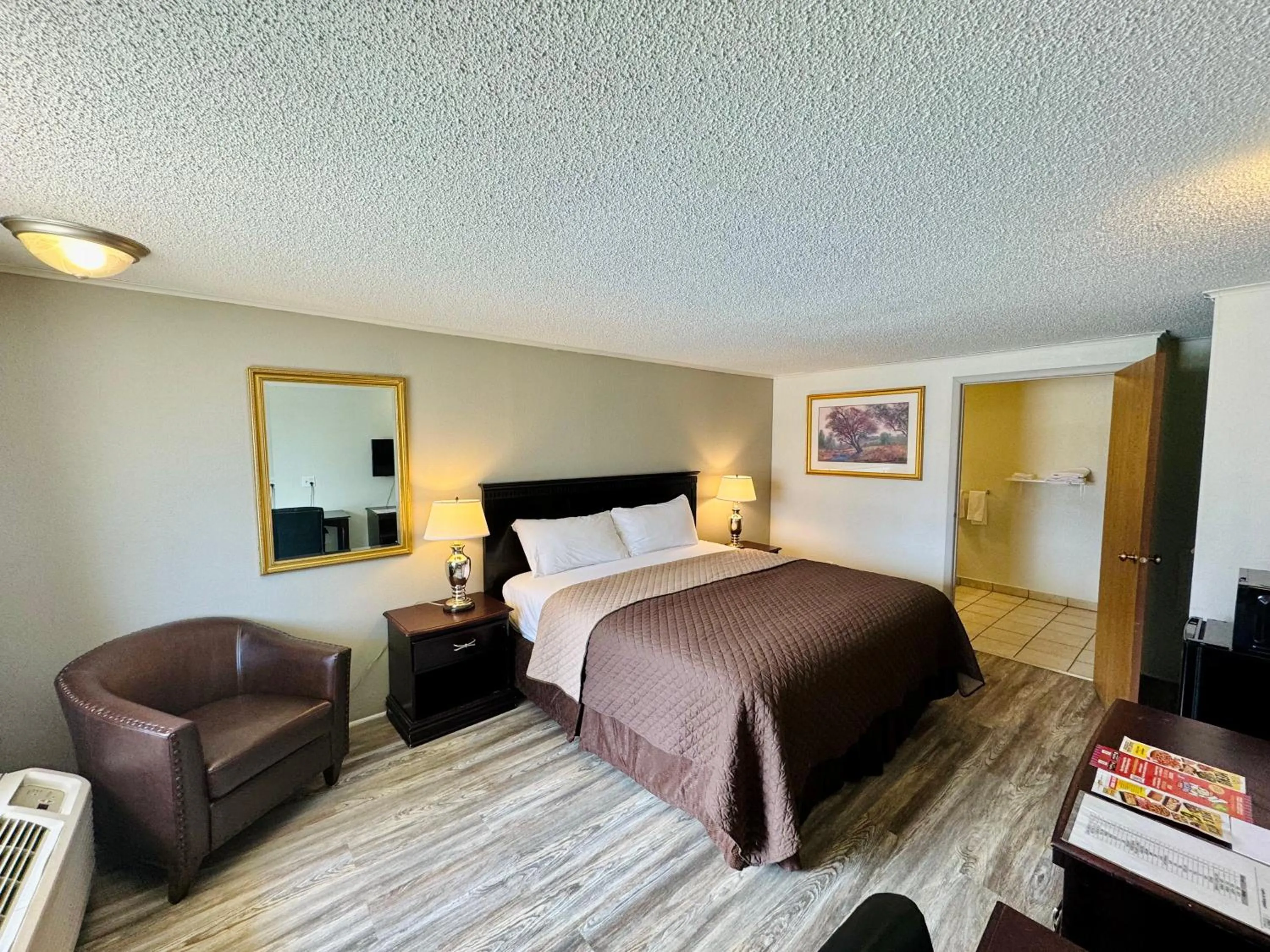 Bed in Knights Inn Bridgeport Frankenmuth