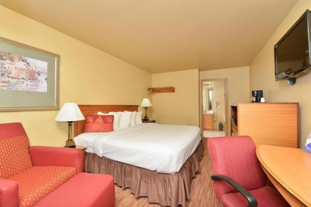 Photo of the whole room, Bed in Americas Best Value Inn Lakewood South Tacoma