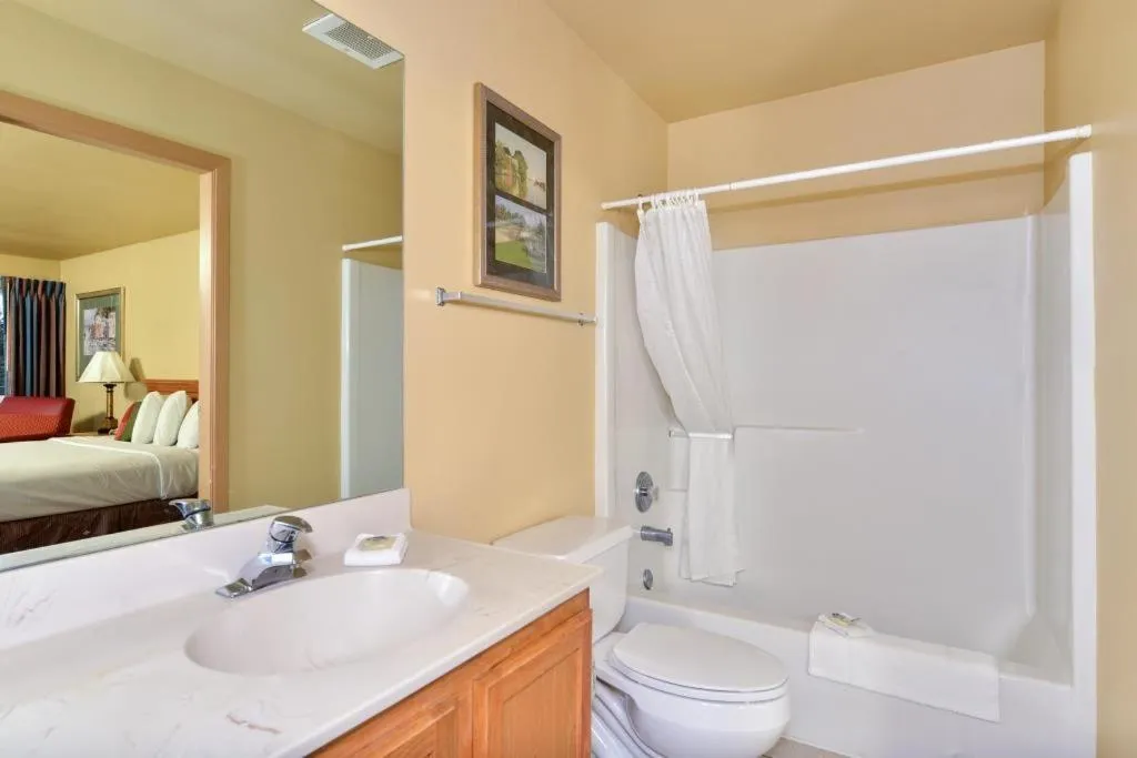 Bathroom, Bed in Americas Best Value Inn Lakewood South Tacoma