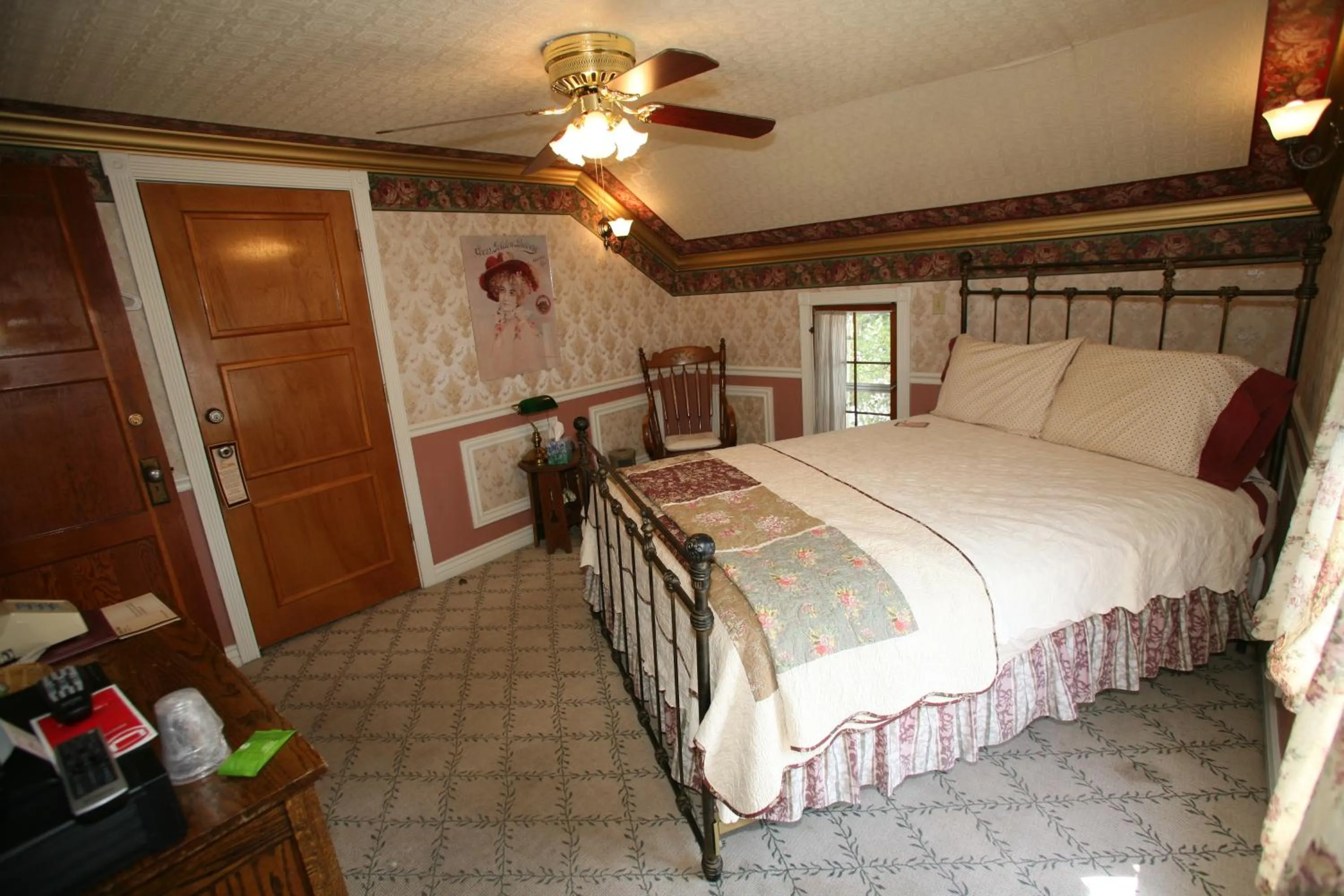 Photo of the whole room, Bed in Frisco Lodge