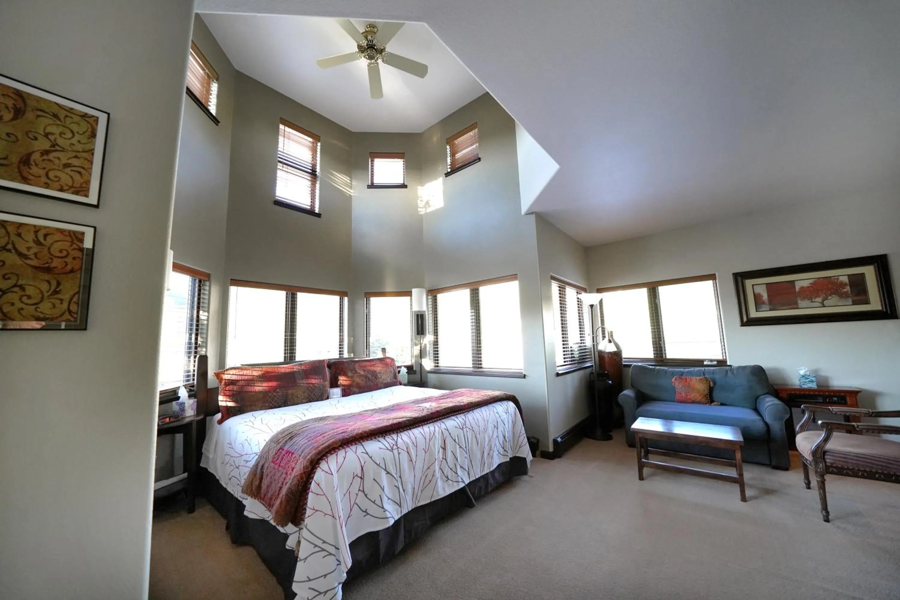 Bed in Frisco Inn on Galena