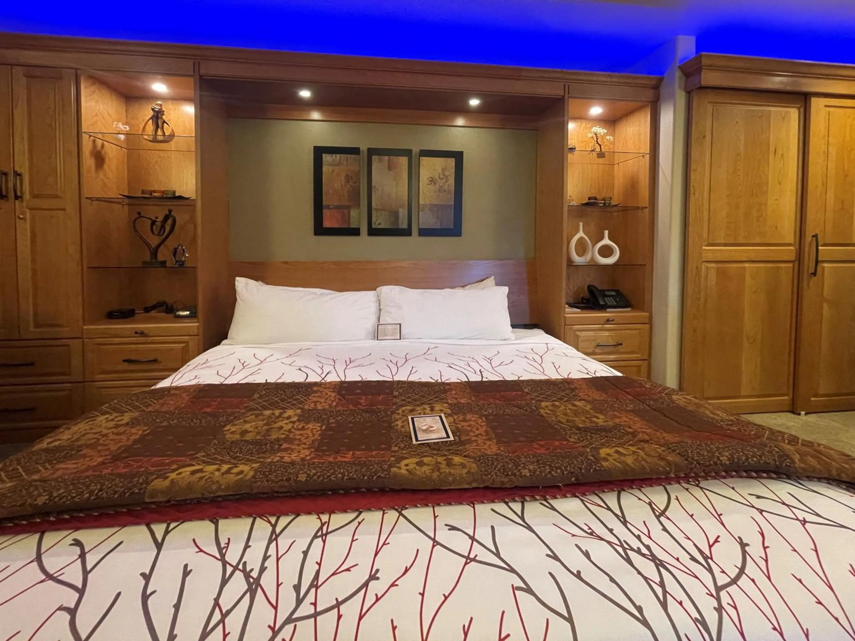 Massage, Bed in Frisco Inn on Galena