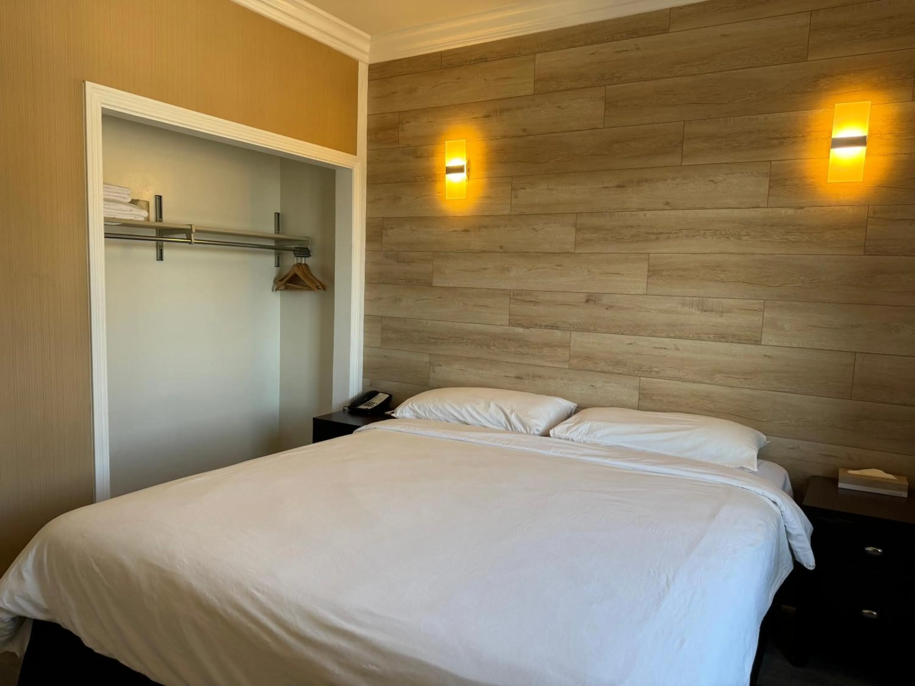 Bed in Garden Suite Hotel and Resort