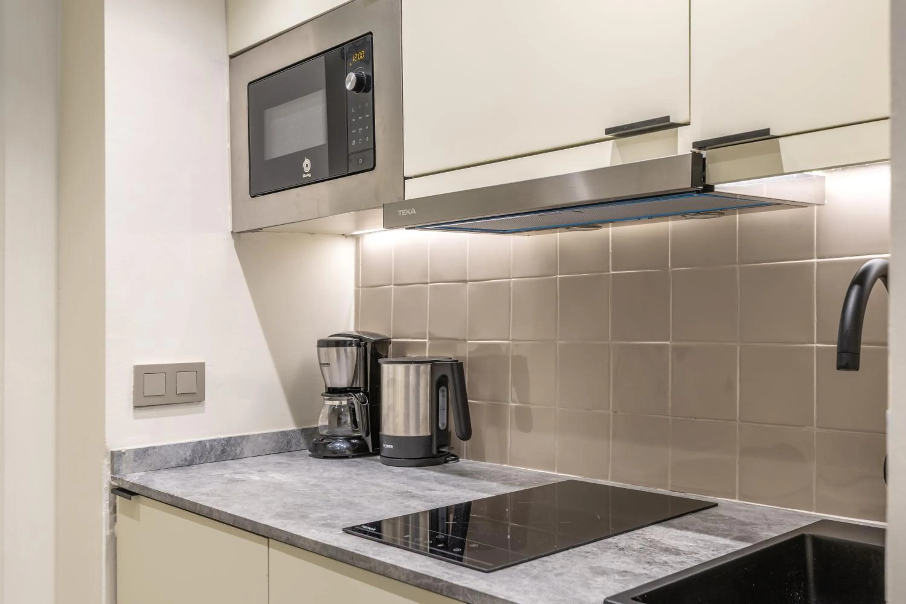 Kitchen or kitchenette in Hoposa Pollensamar Apartamentos