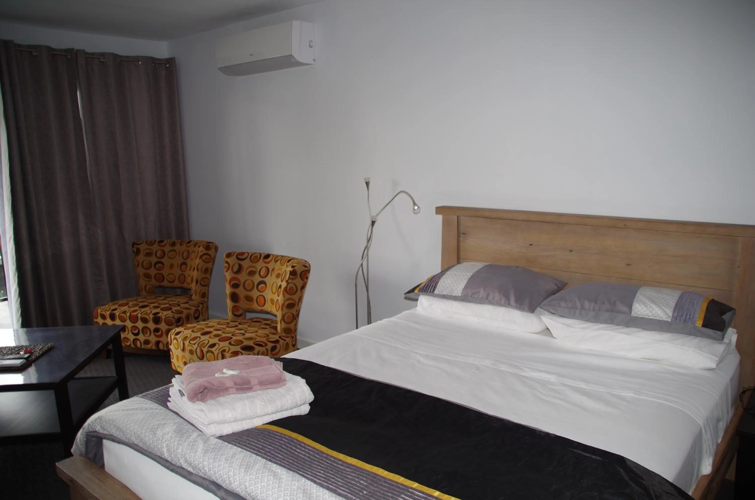 Photo of the whole room, Bed in The View on Grossmans