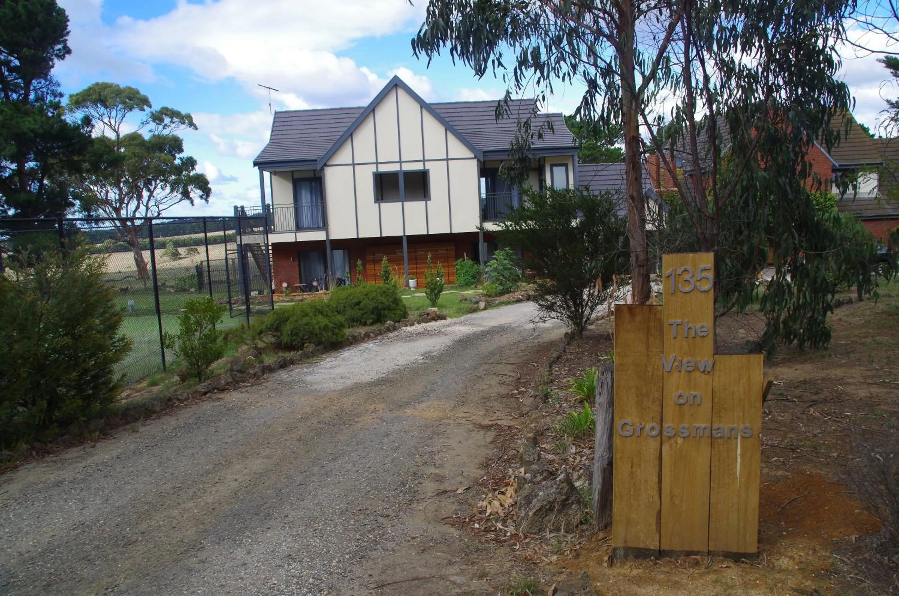 Facade/entrance in The View on Grossmans