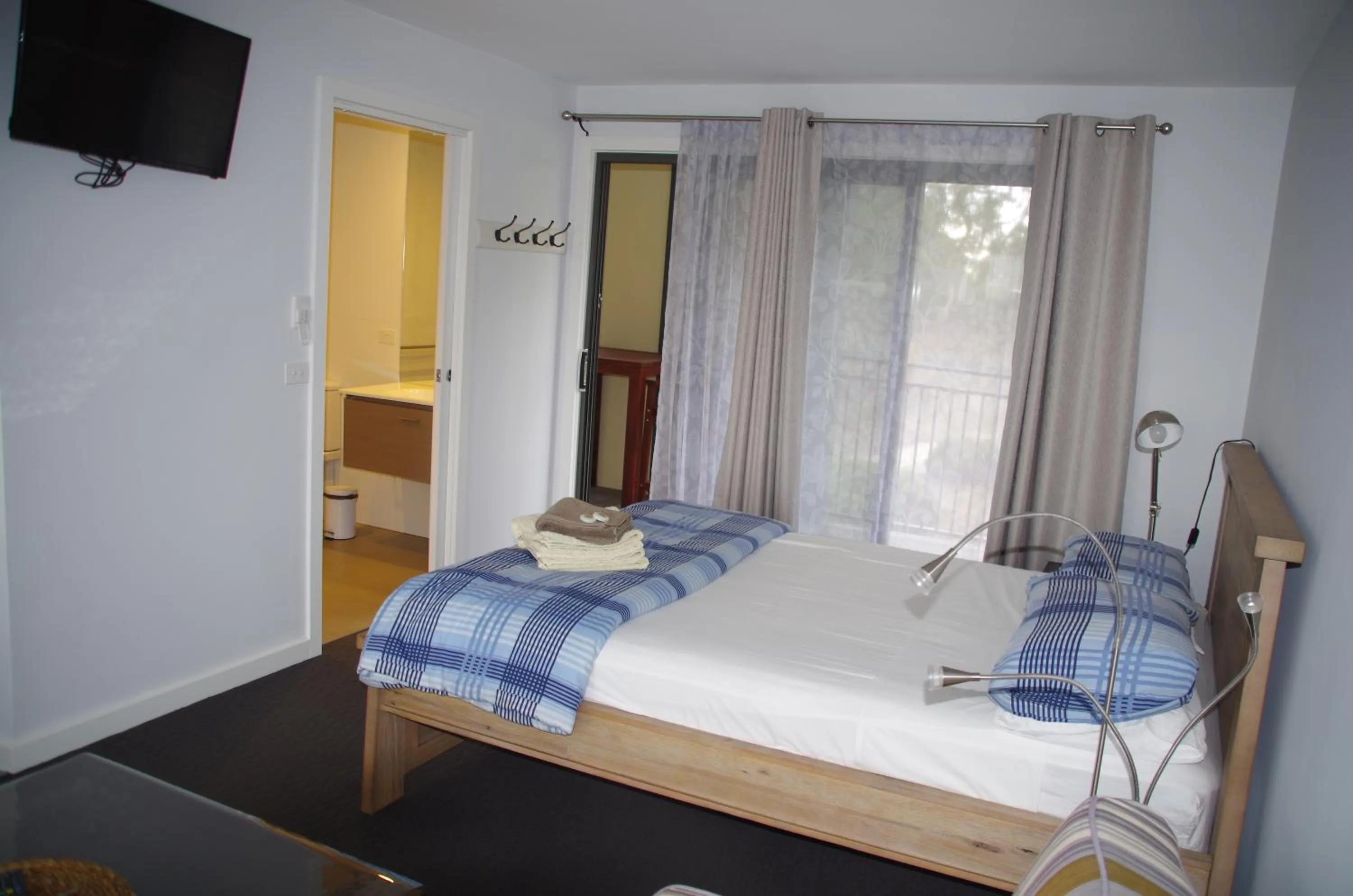 Photo of the whole room, Bed in The View on Grossmans
