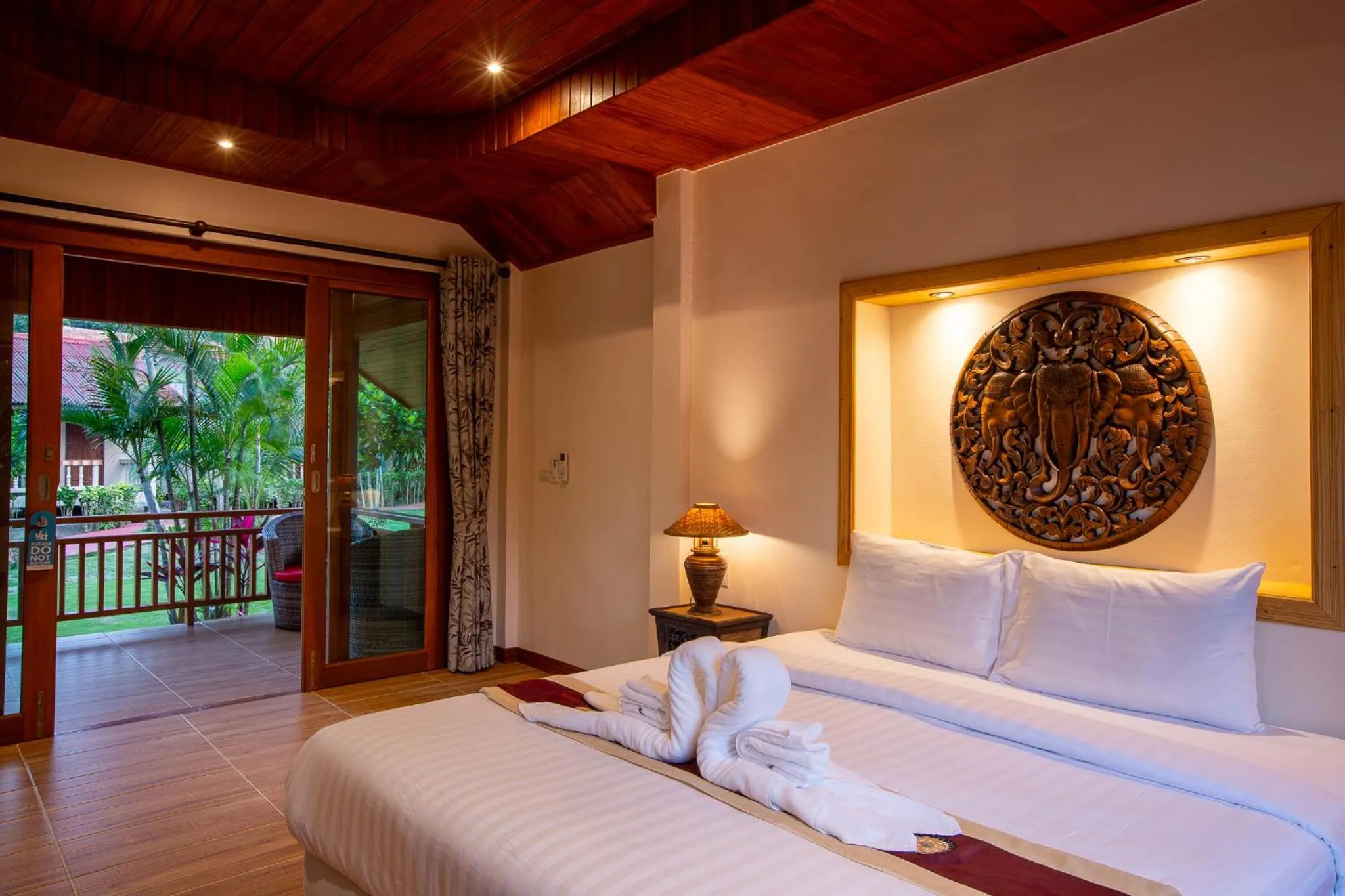 Bed in Nice Beach Resort Koh Pha-ngan