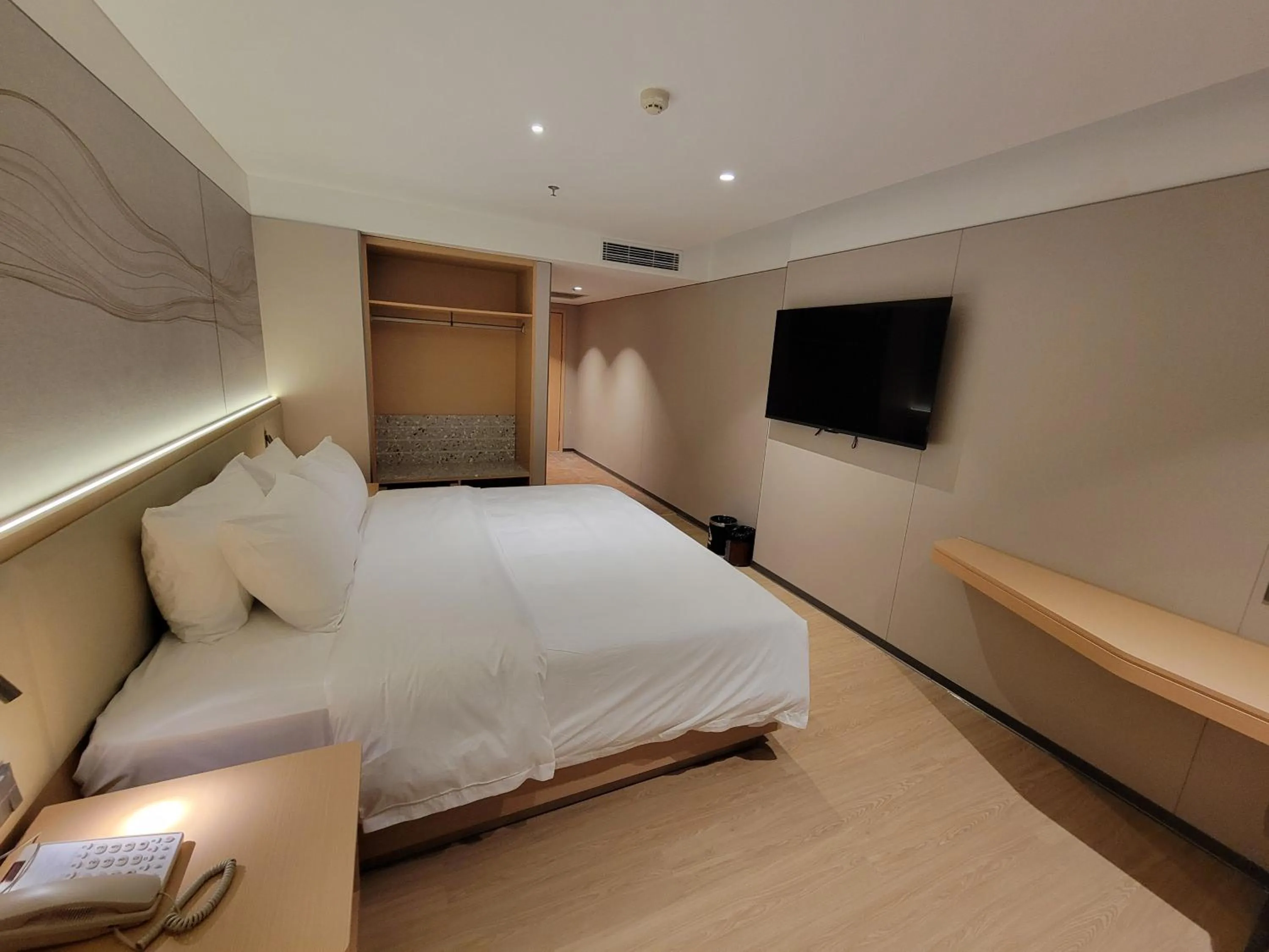 Bed in Guangdong Baiyun City Hotel