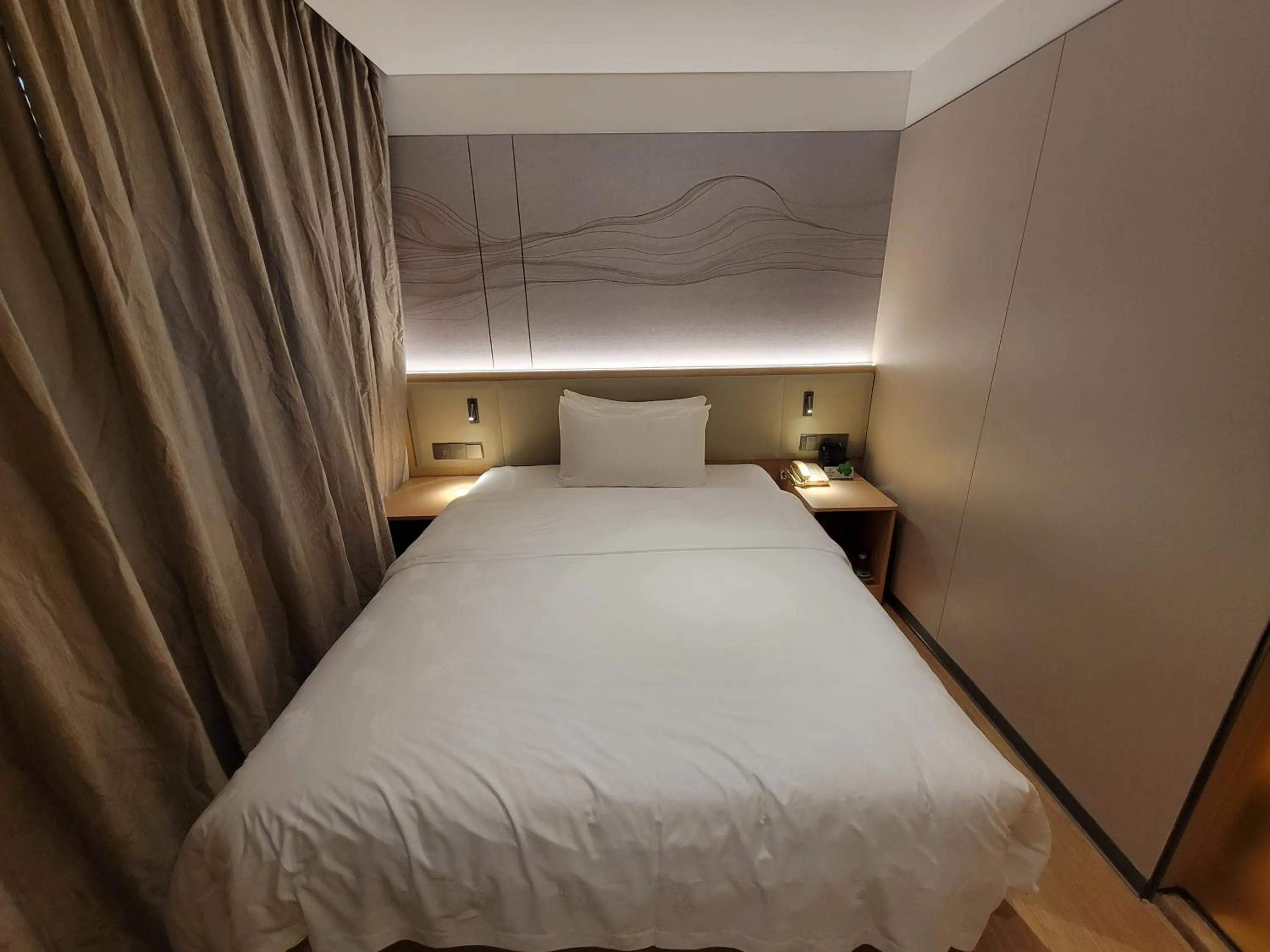 Bed in Guangdong Baiyun City Hotel
