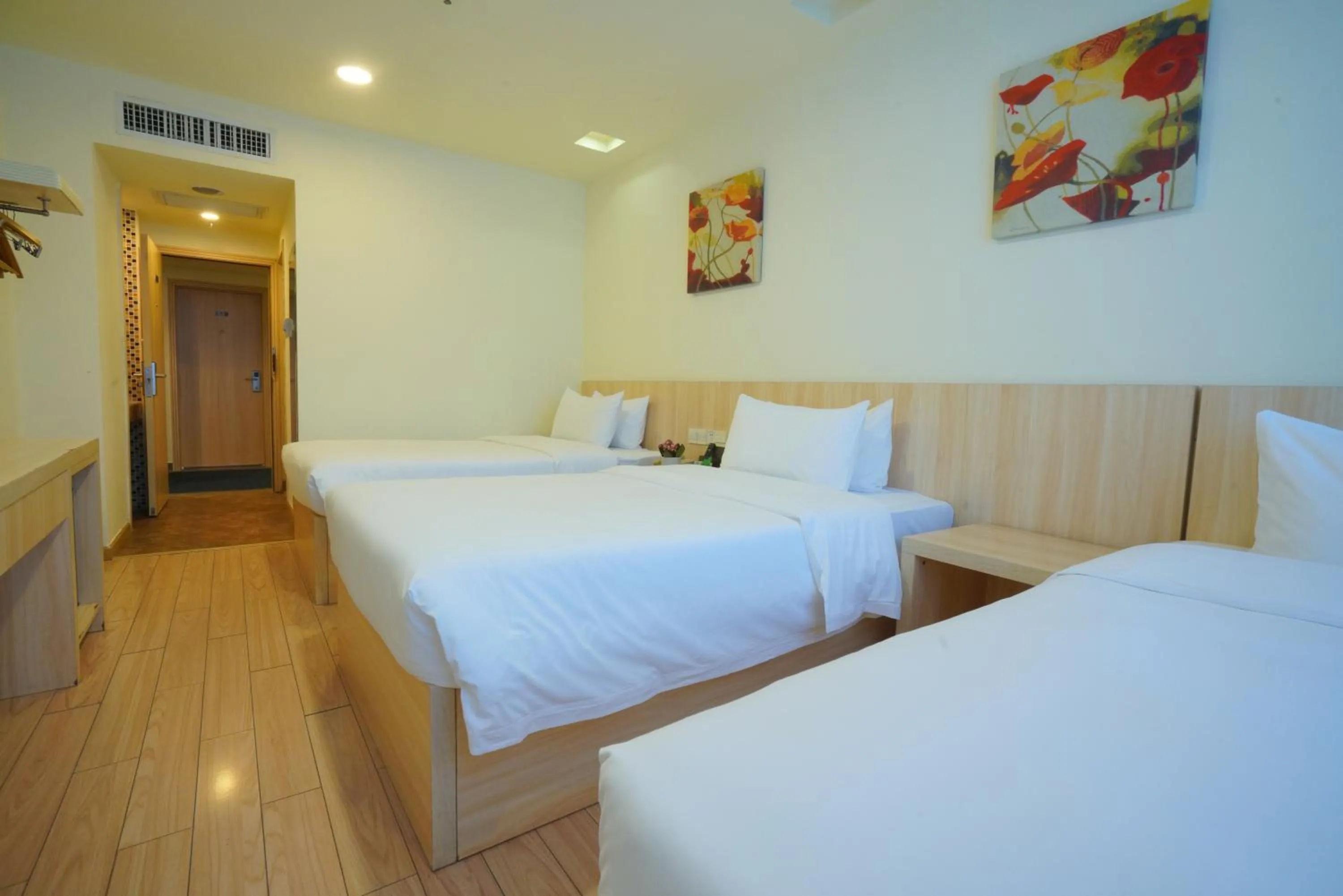 Bed in Guangdong Baiyun City Hotel