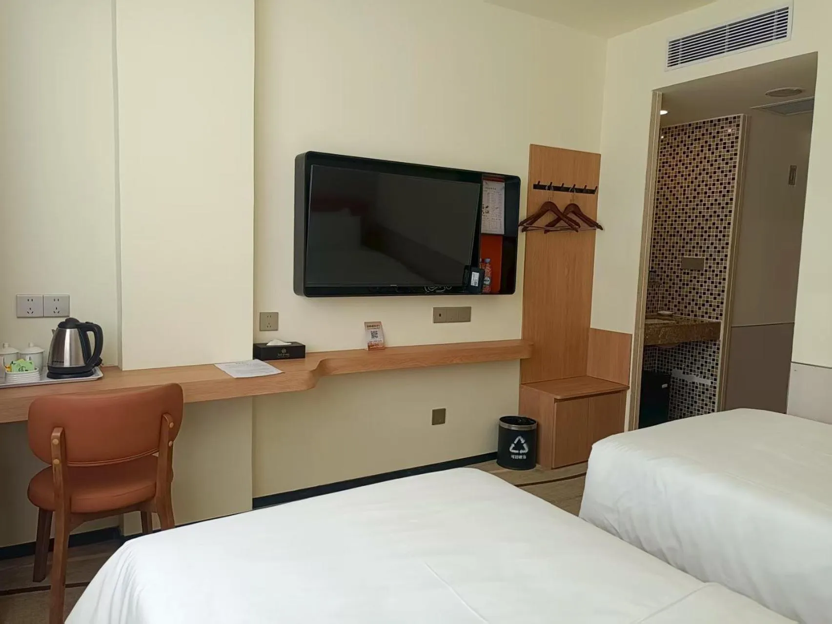 Bed in Guangdong Baiyun City Hotel