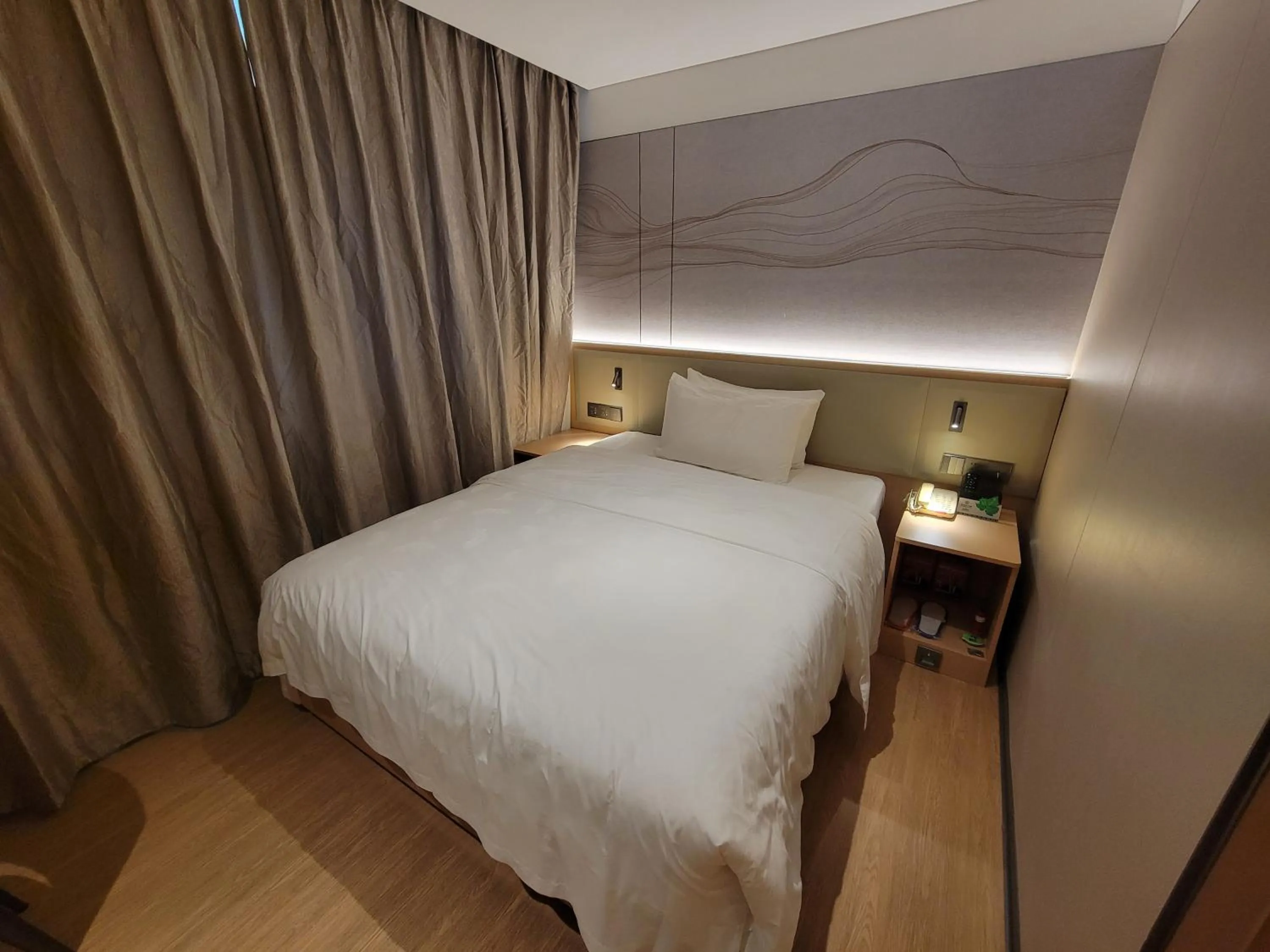 Bed in Guangdong Baiyun City Hotel