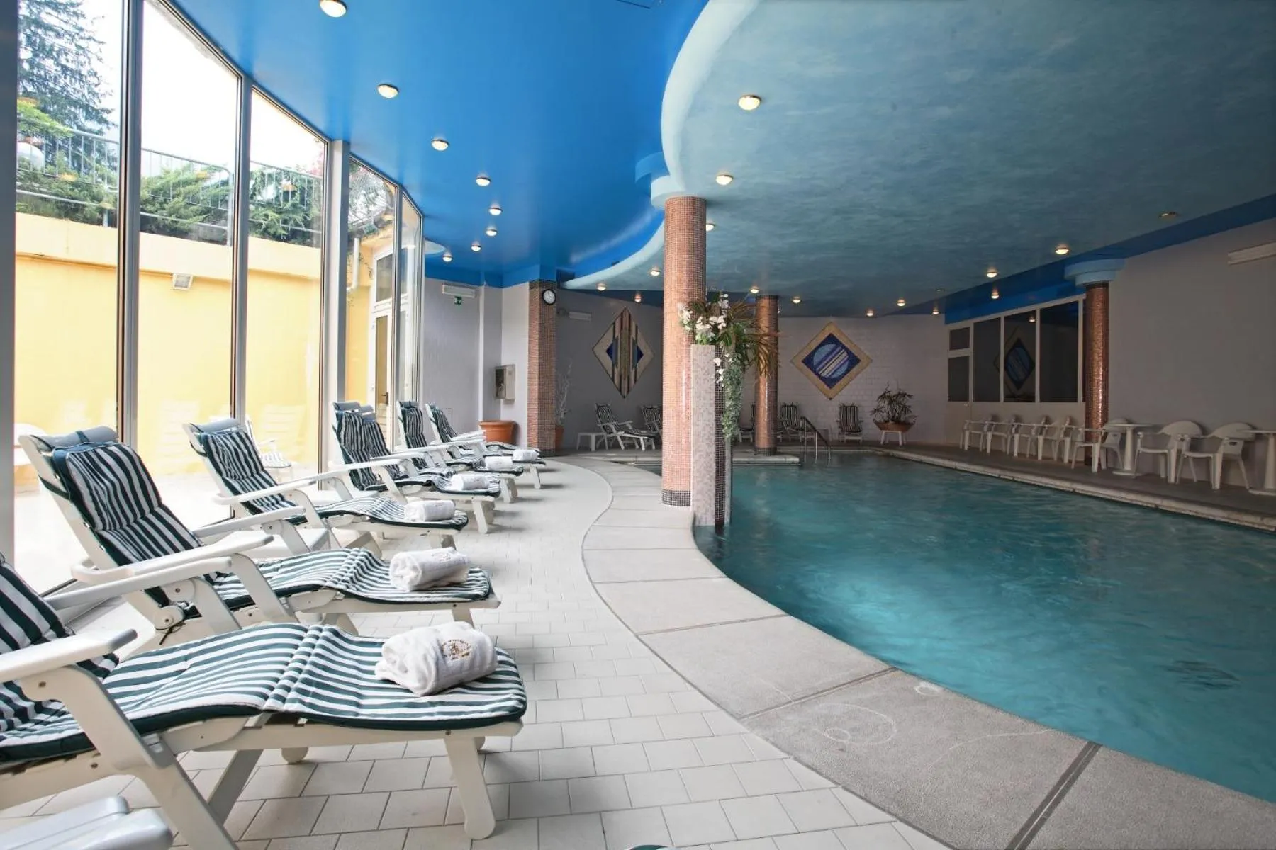 Swimming pool in Hotel Centro Benessere Gardel
