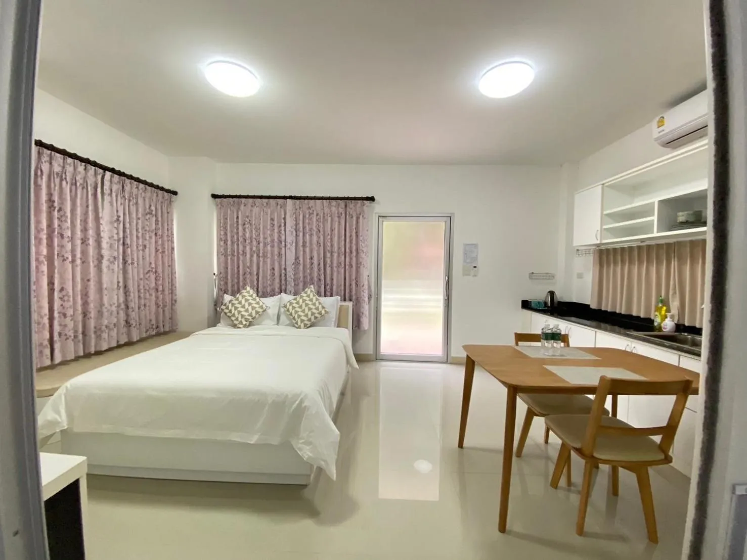 Kitchen or kitchenette, Bed in Baan Pingkan Wellness Resort