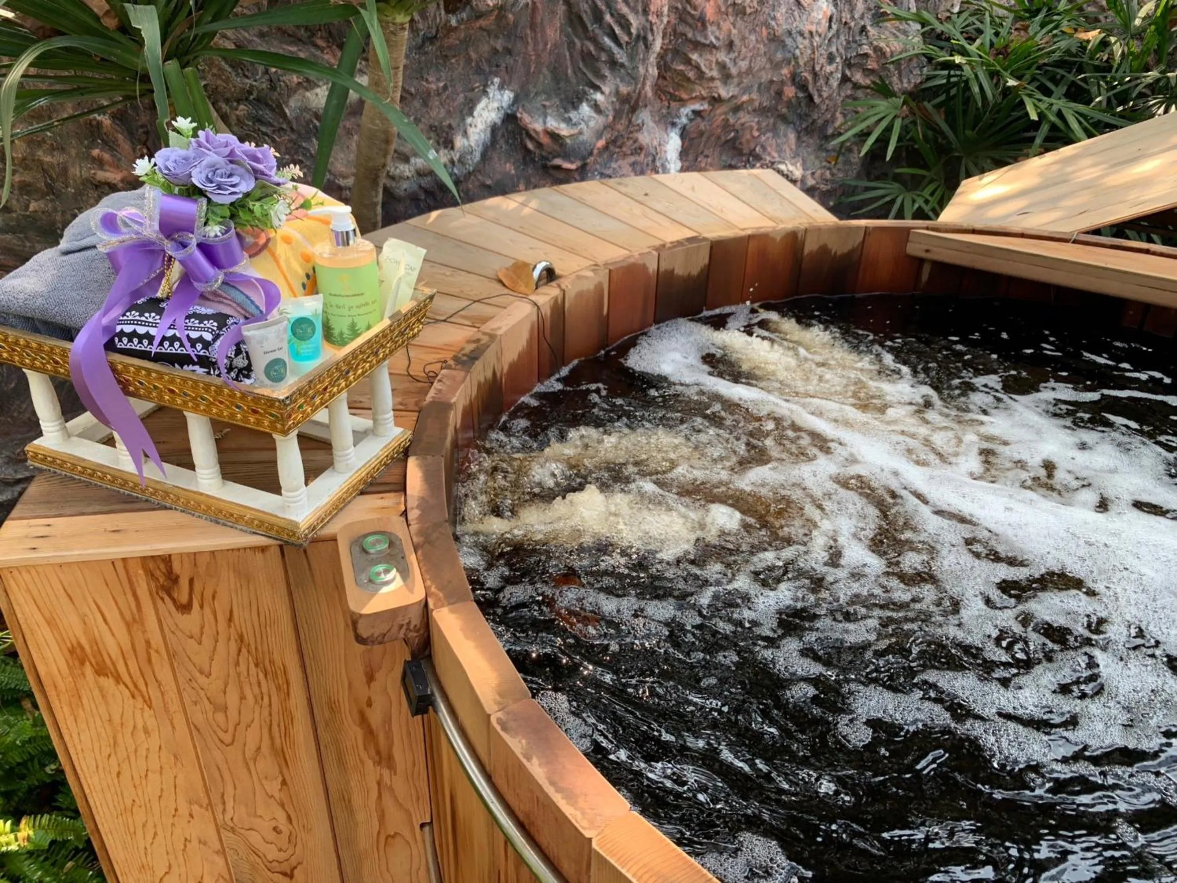 Hot Tub in Baan Pingkan Wellness Resort