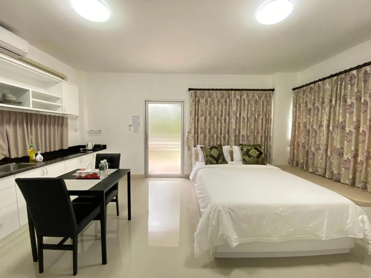 Bed in Baan Pingkan Wellness Resort