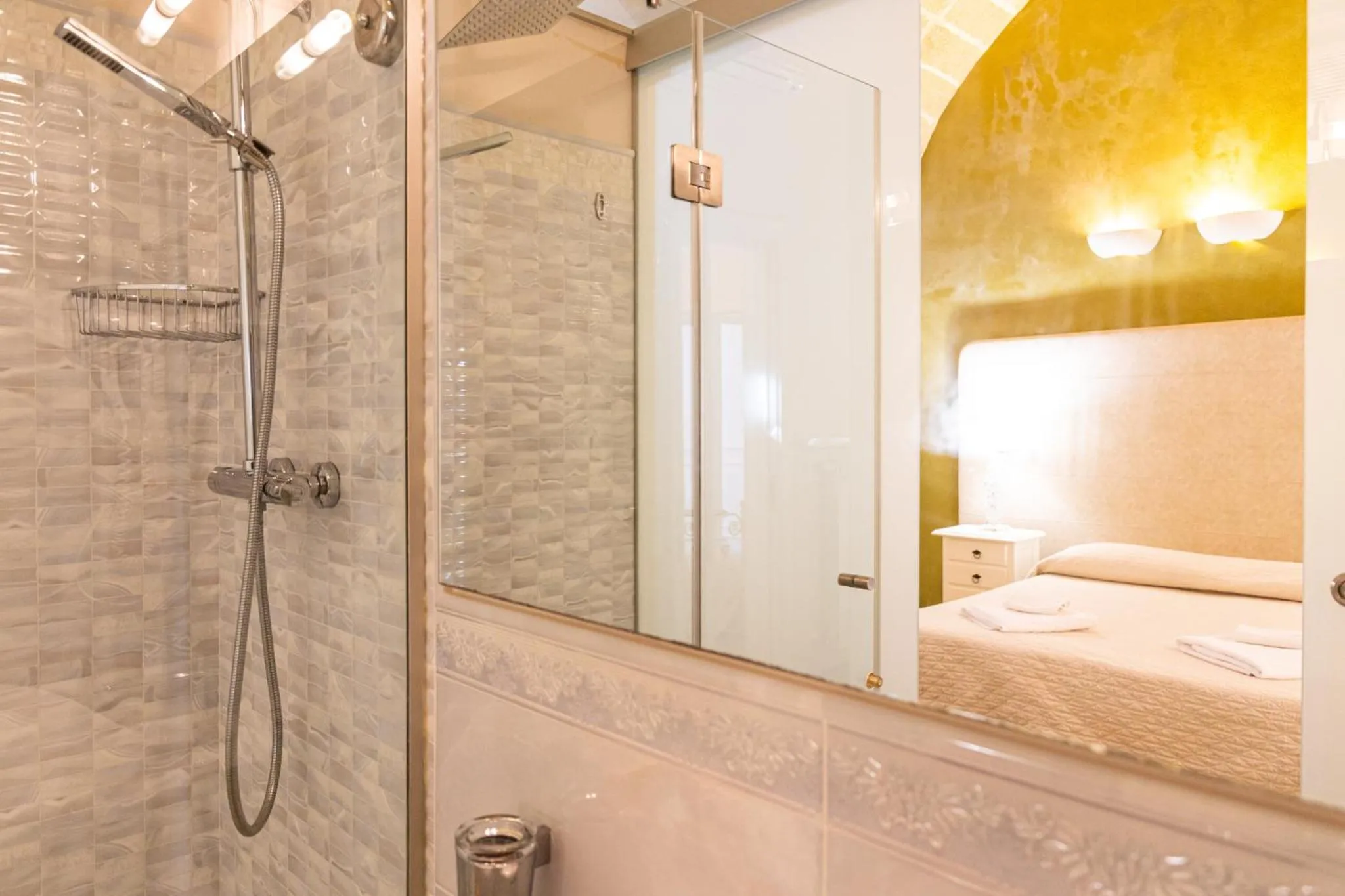 Shower, Bed in Palazzo Aurora