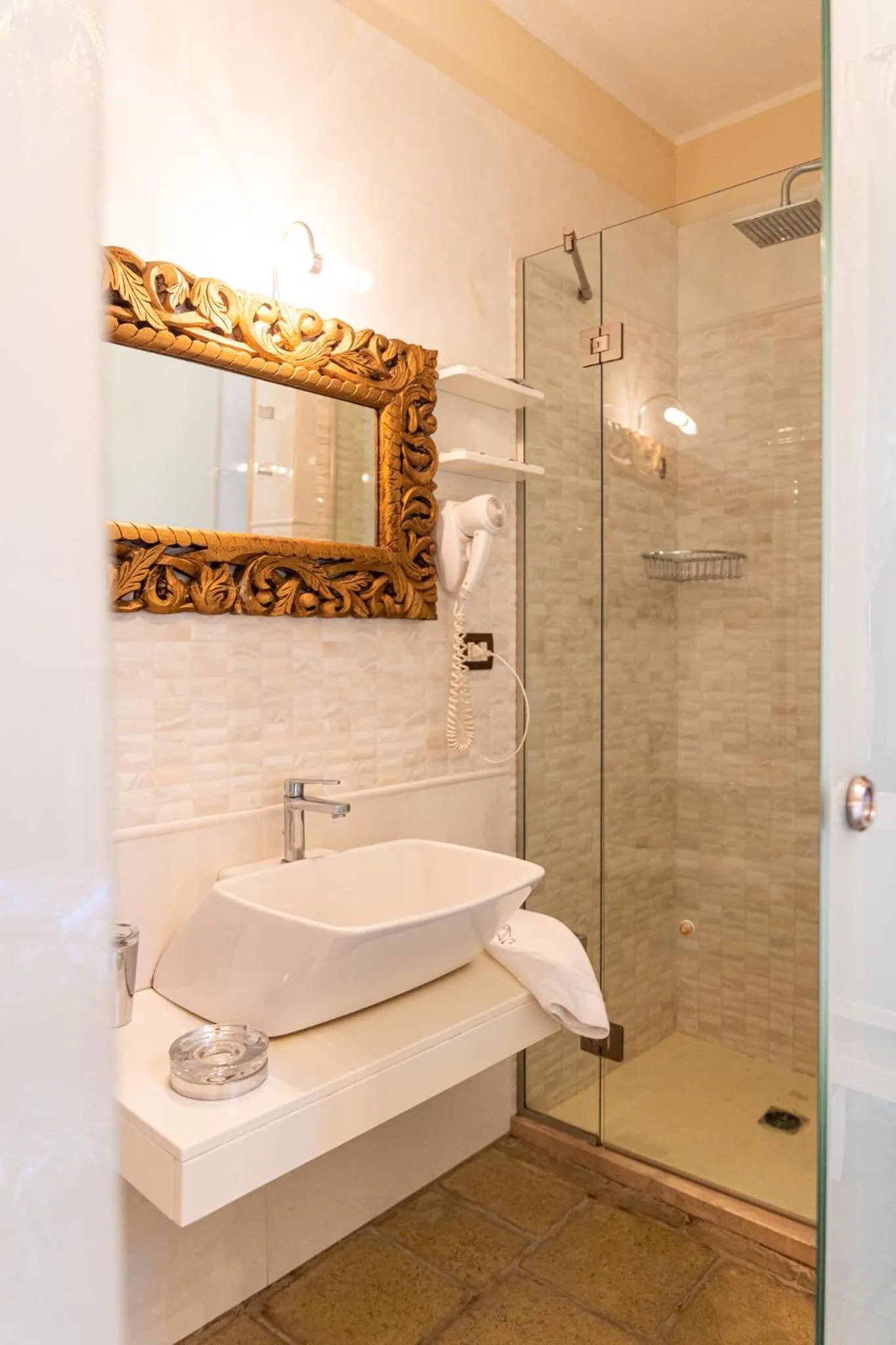 Shower in Palazzo Aurora