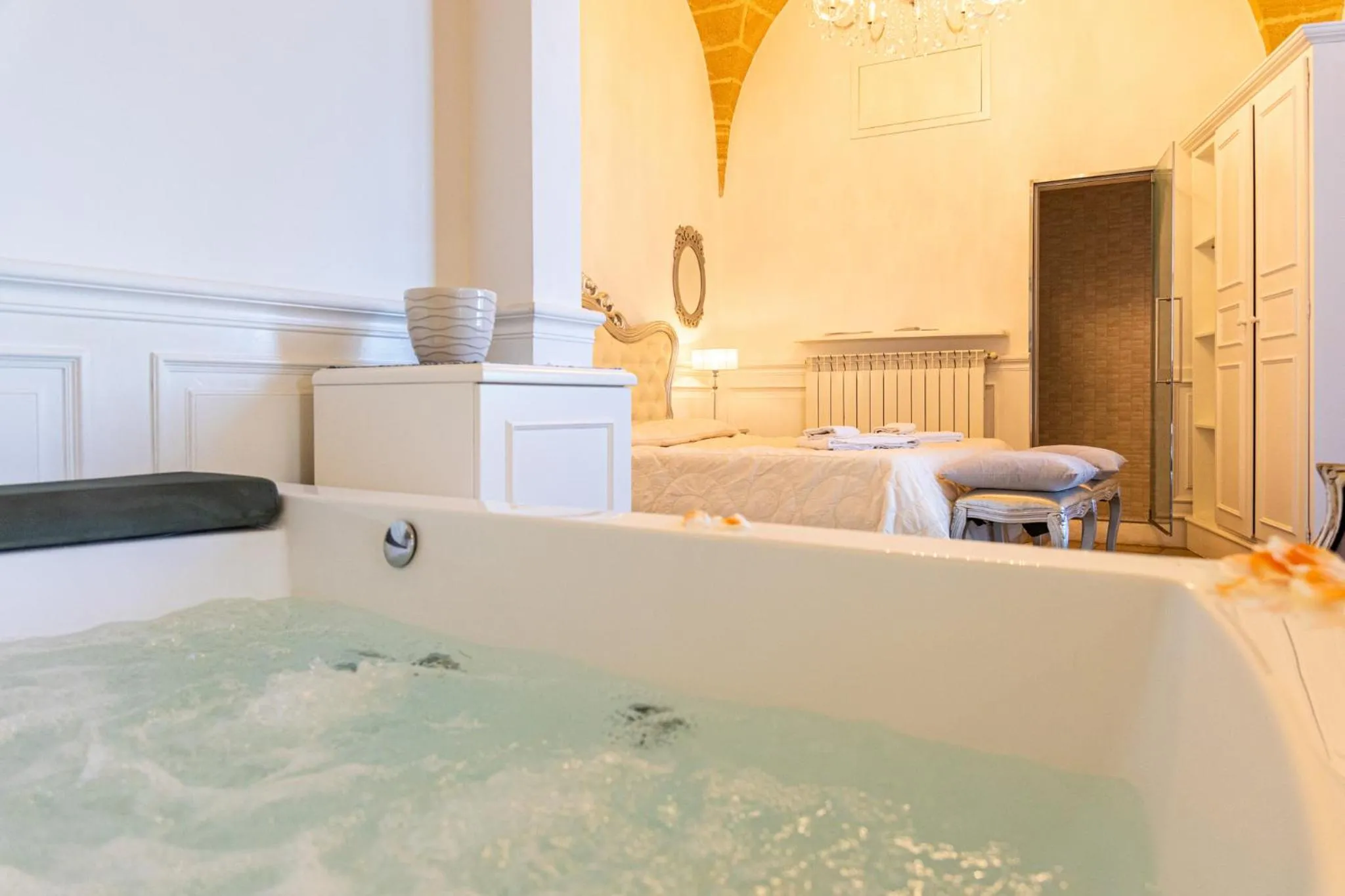 Hot Tub in Palazzo Aurora