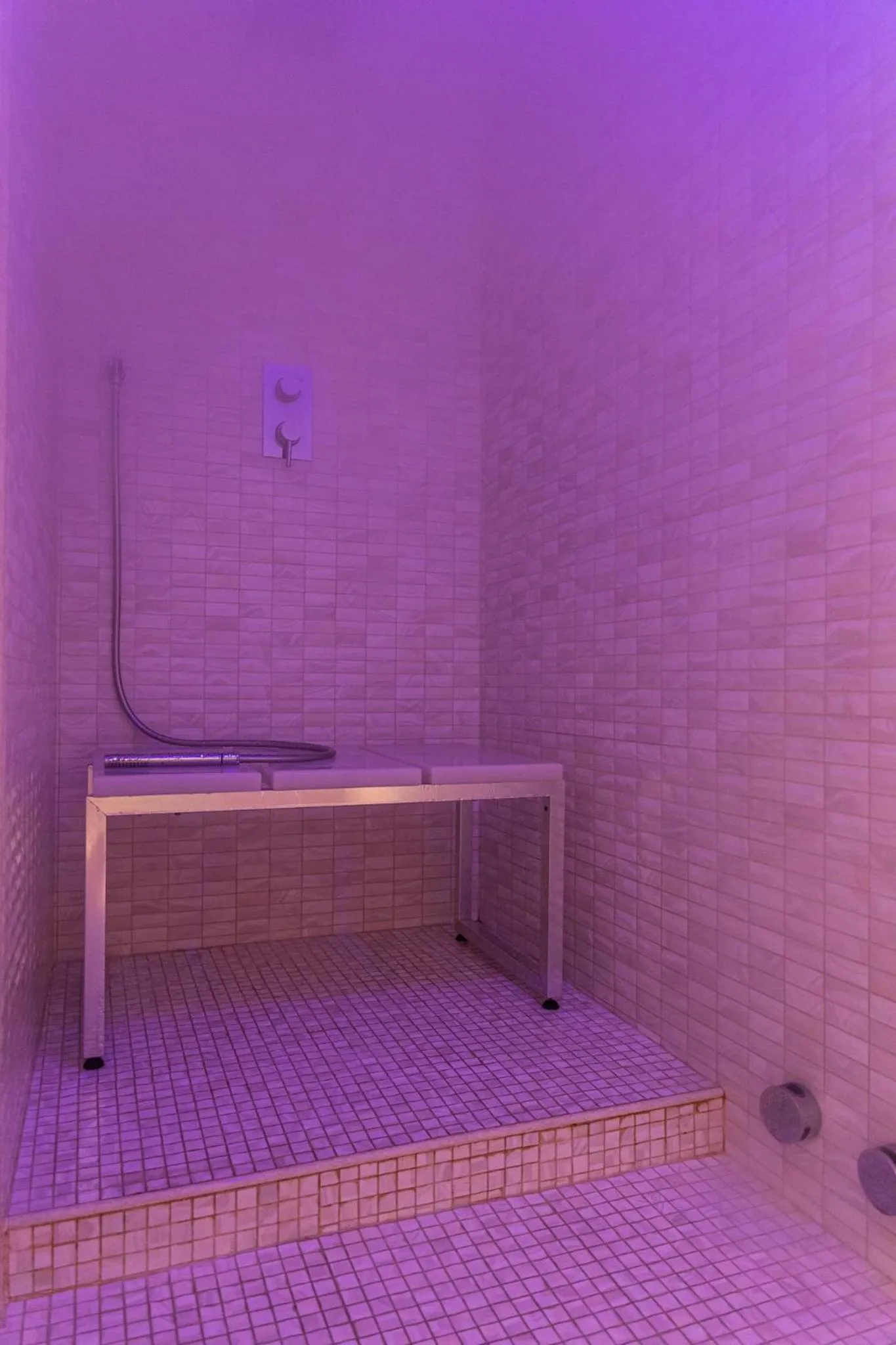 Shower in Palazzo Aurora