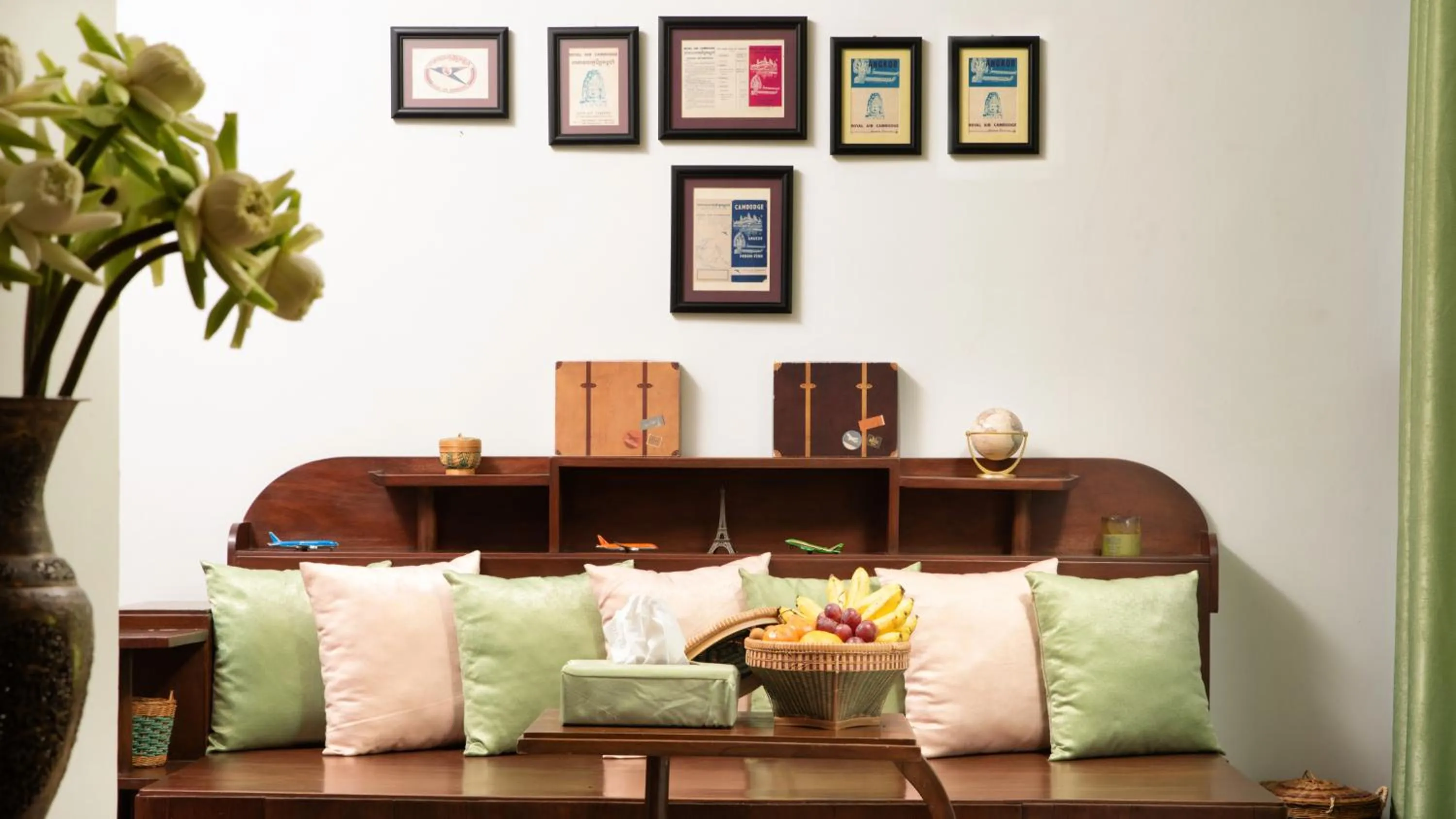 Living room in Mane History Lovers