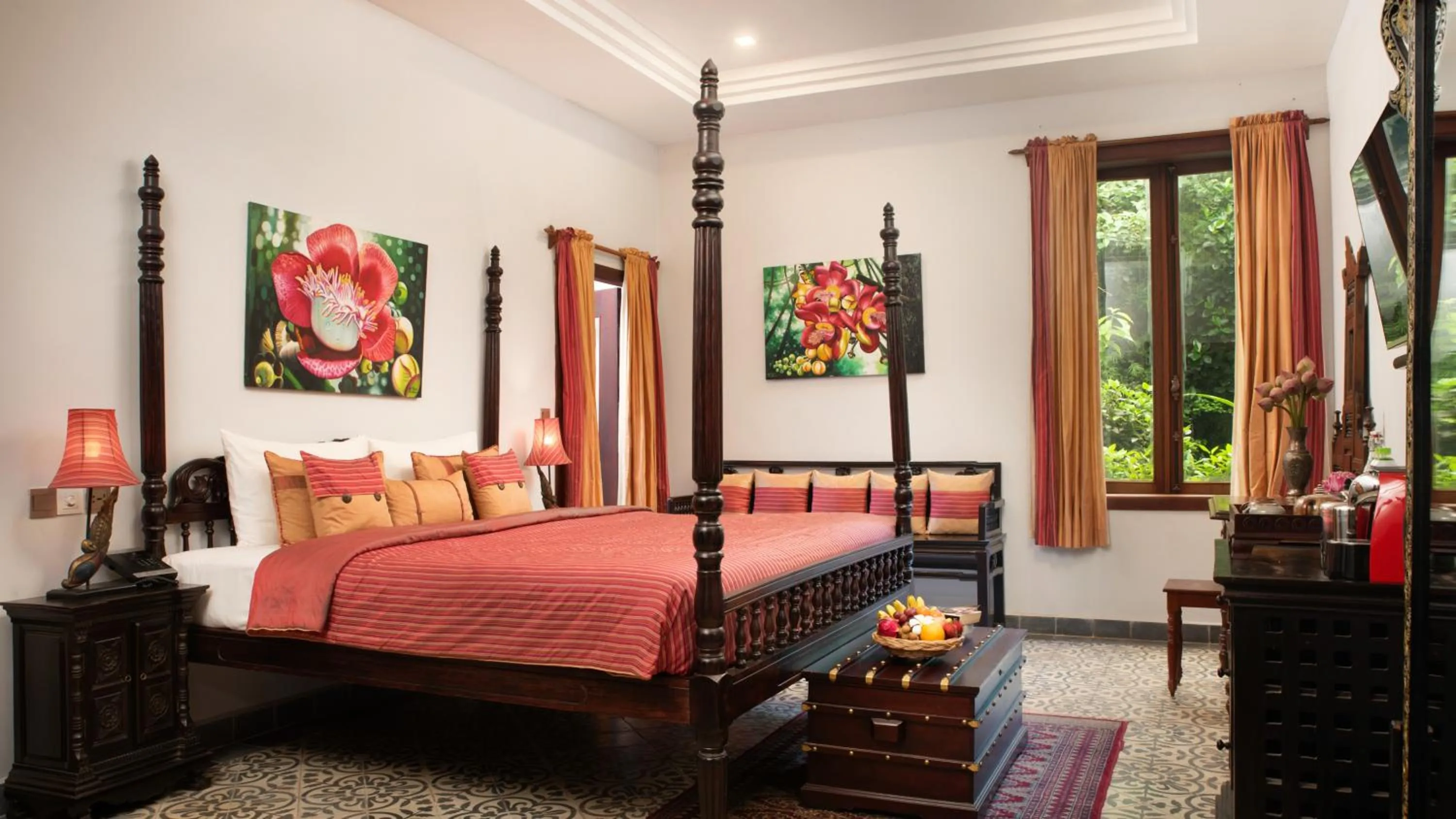 Photo of the whole room, Bed in Mane History Lovers