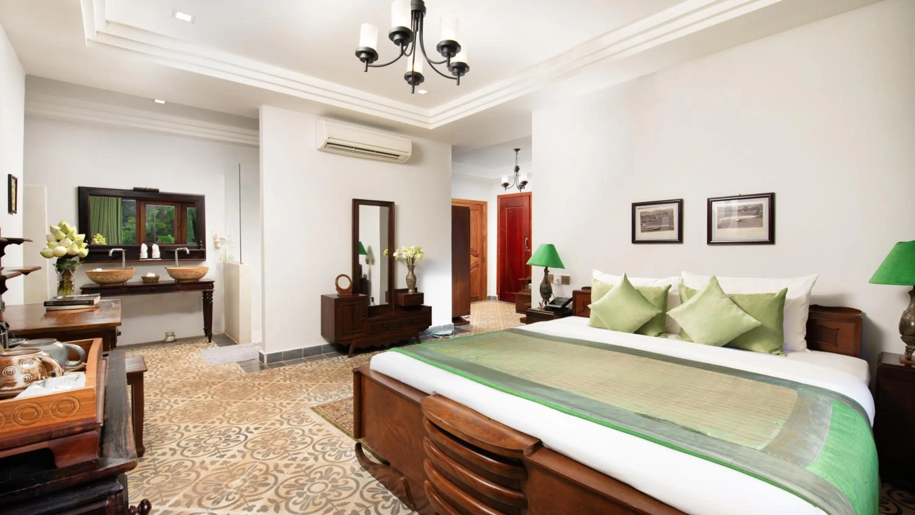 Photo of the whole room, Bed in Mane History Lovers