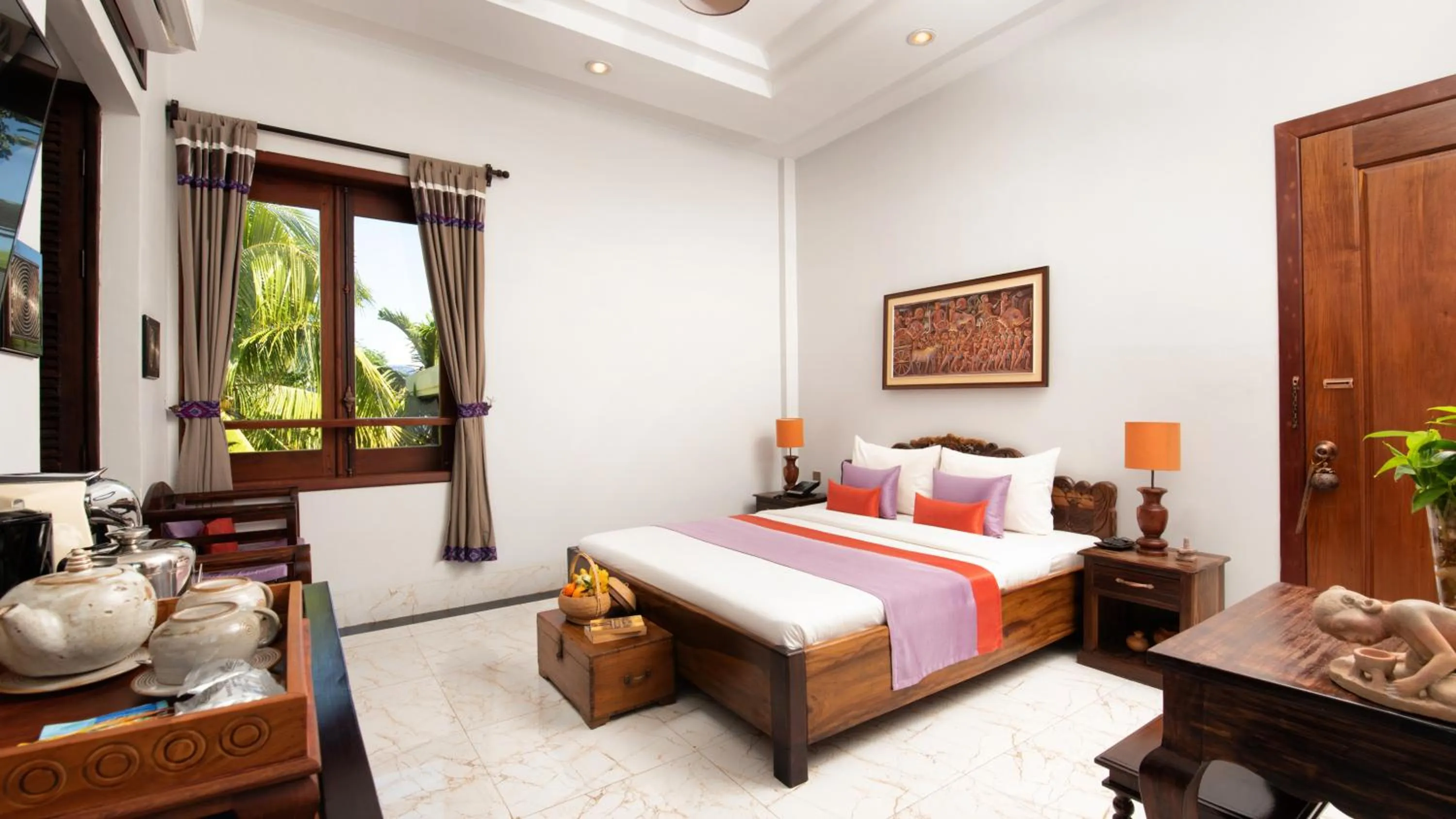 Photo of the whole room, Bed in Mane History Lovers