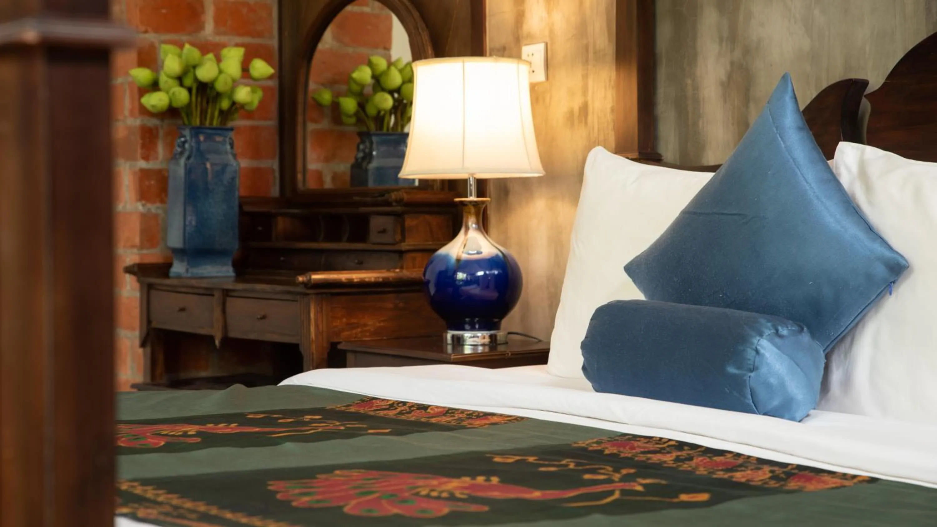 Bedroom, Bed in Mane History Lovers