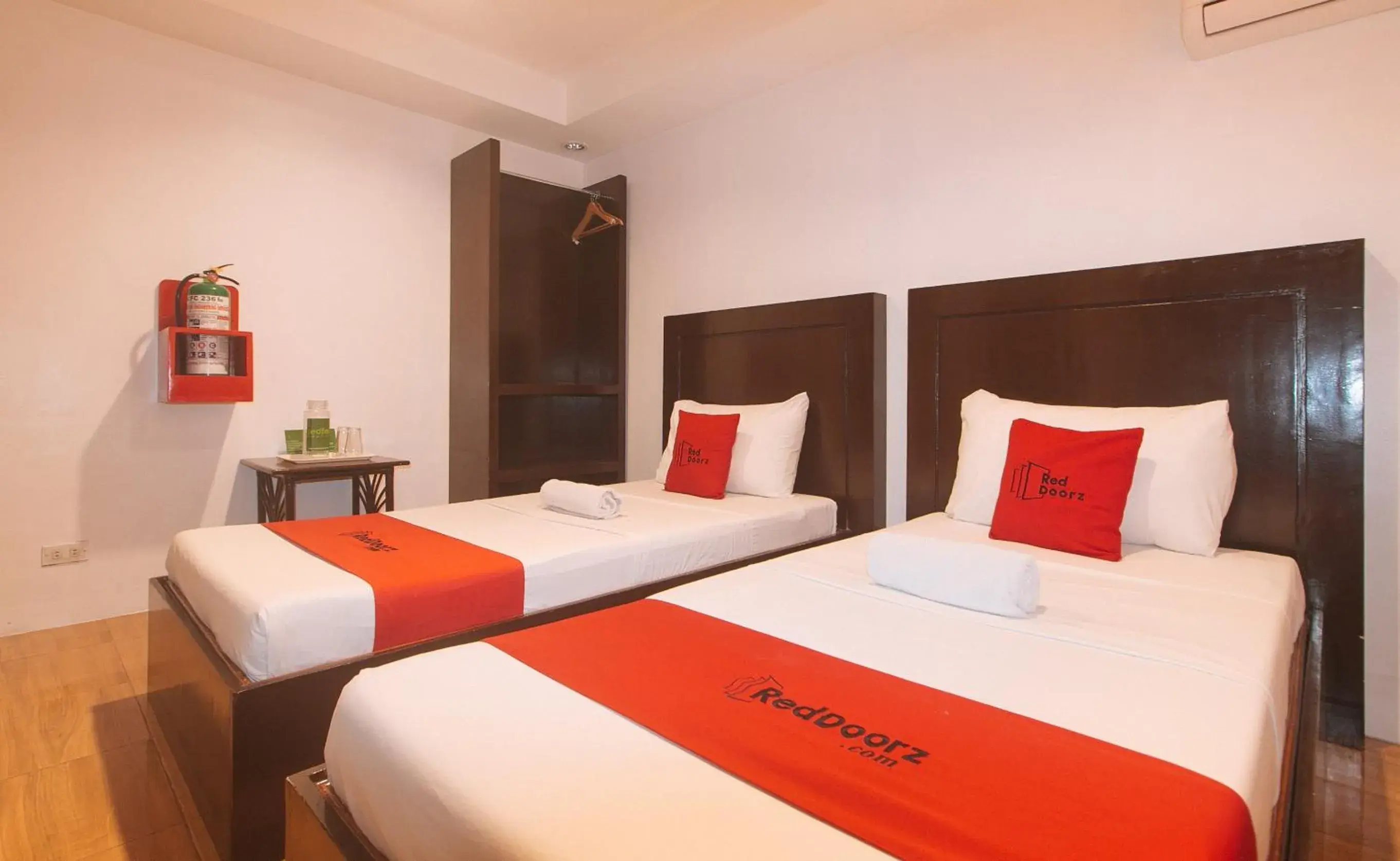 Twin Room in RedDoorz @ Junquera Extension Cebu Twin Room in RedDoorz @ Junquera Extension Cebu