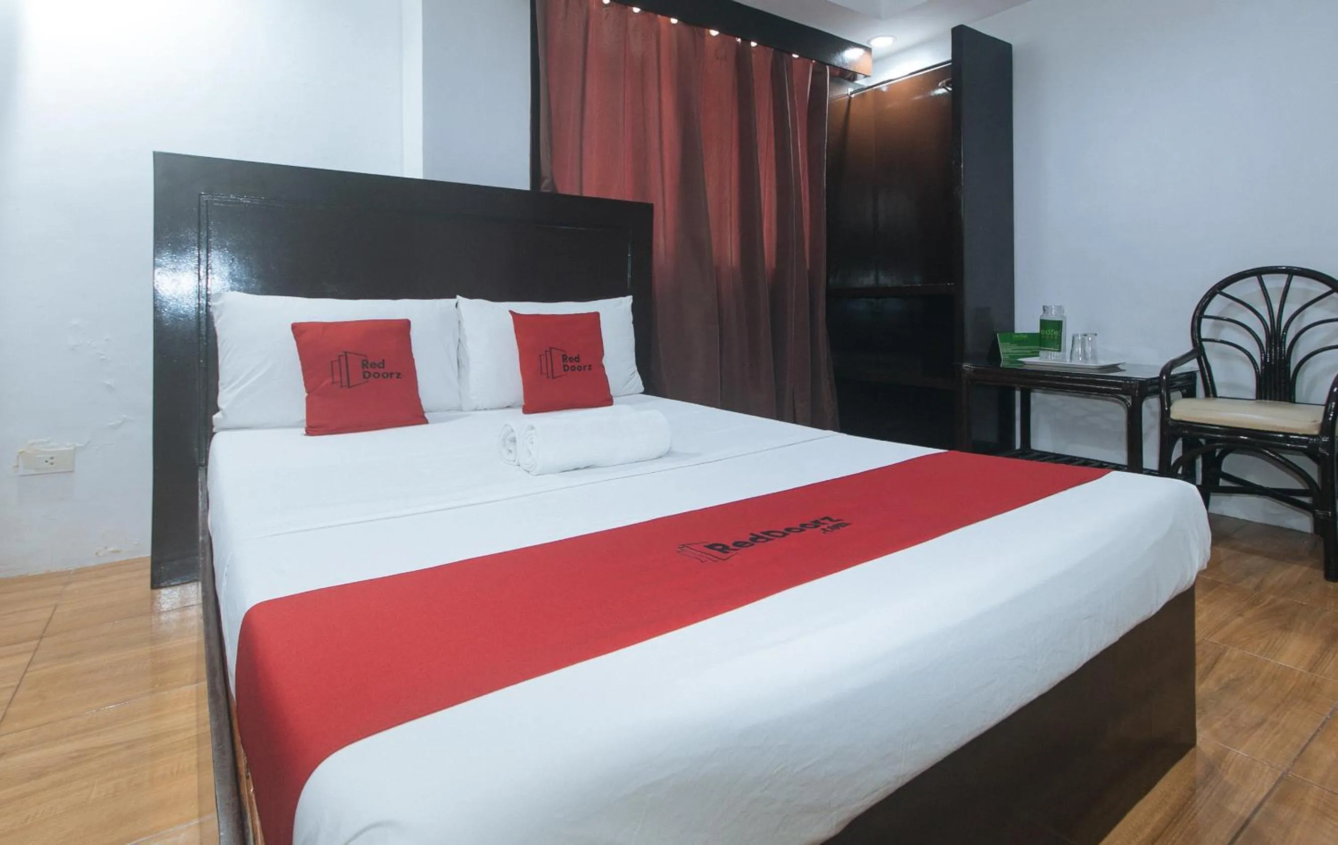 Photo of the whole room, Bed in RedDoorz @ Junquera Extension Cebu