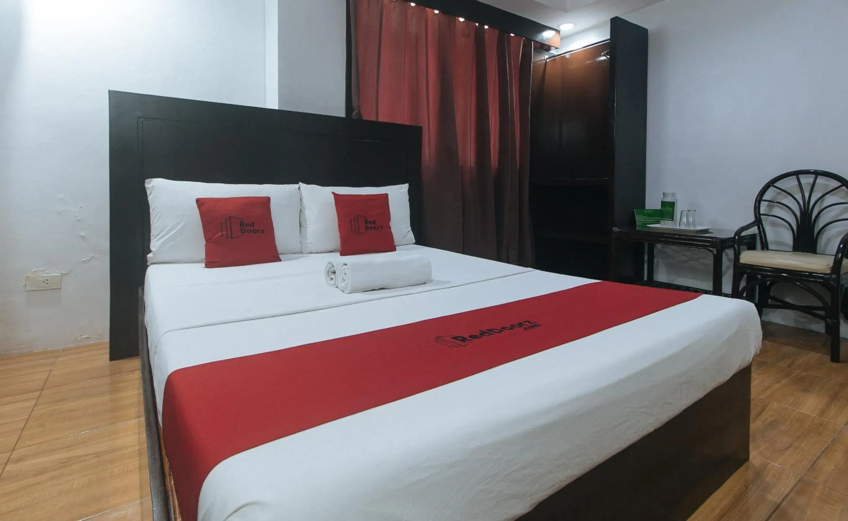 Photo of the whole room, Bed in RedDoorz @ Junquera Extension Cebu Photo of the whole room, Bed in RedDoorz @ Junquera Extension Cebu