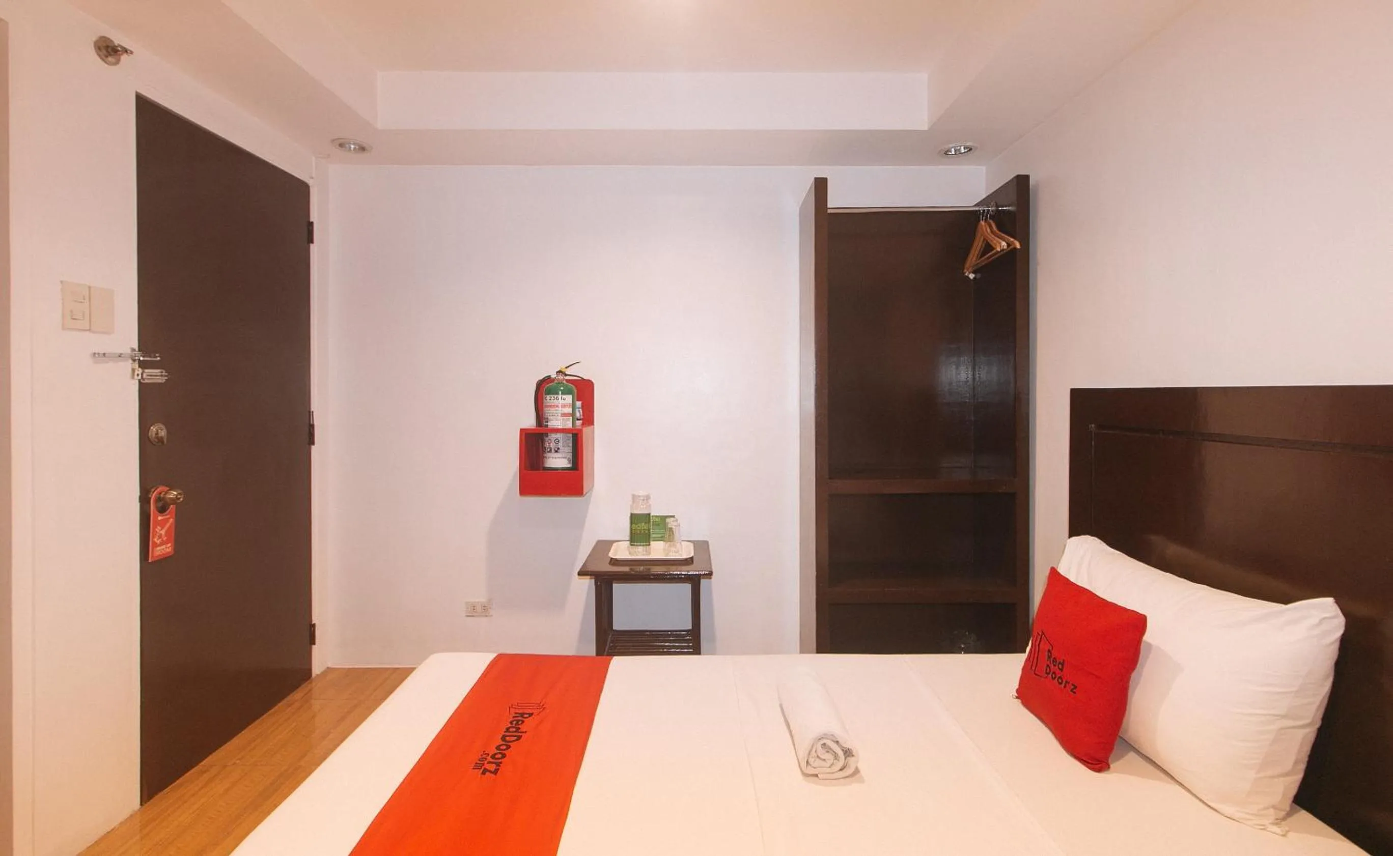 Photo of the whole room, Bed in RedDoorz @ Junquera Extension Cebu