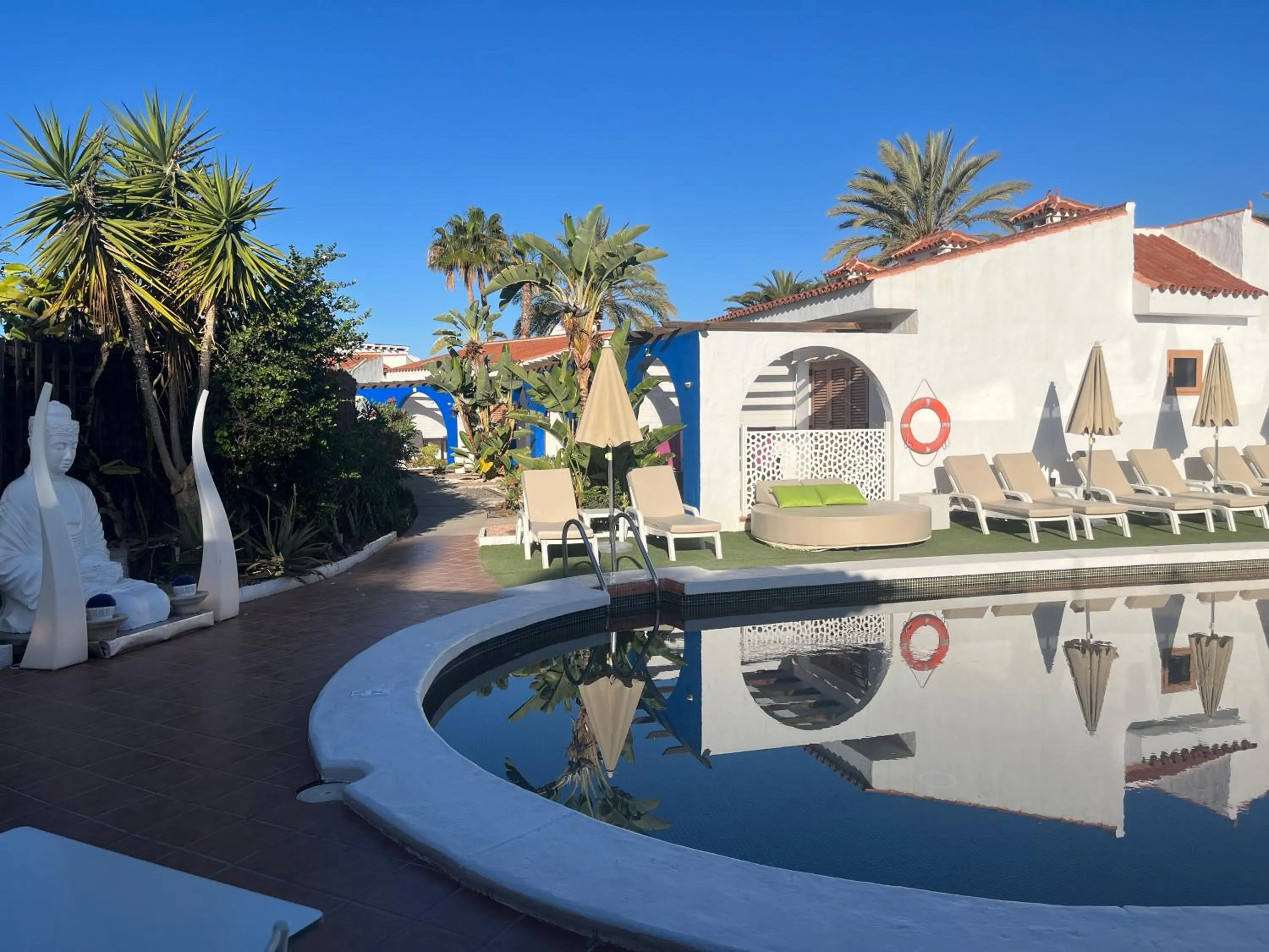 Swimming pool in Rainbow Golf Bungalows, Gay Men-only Resort