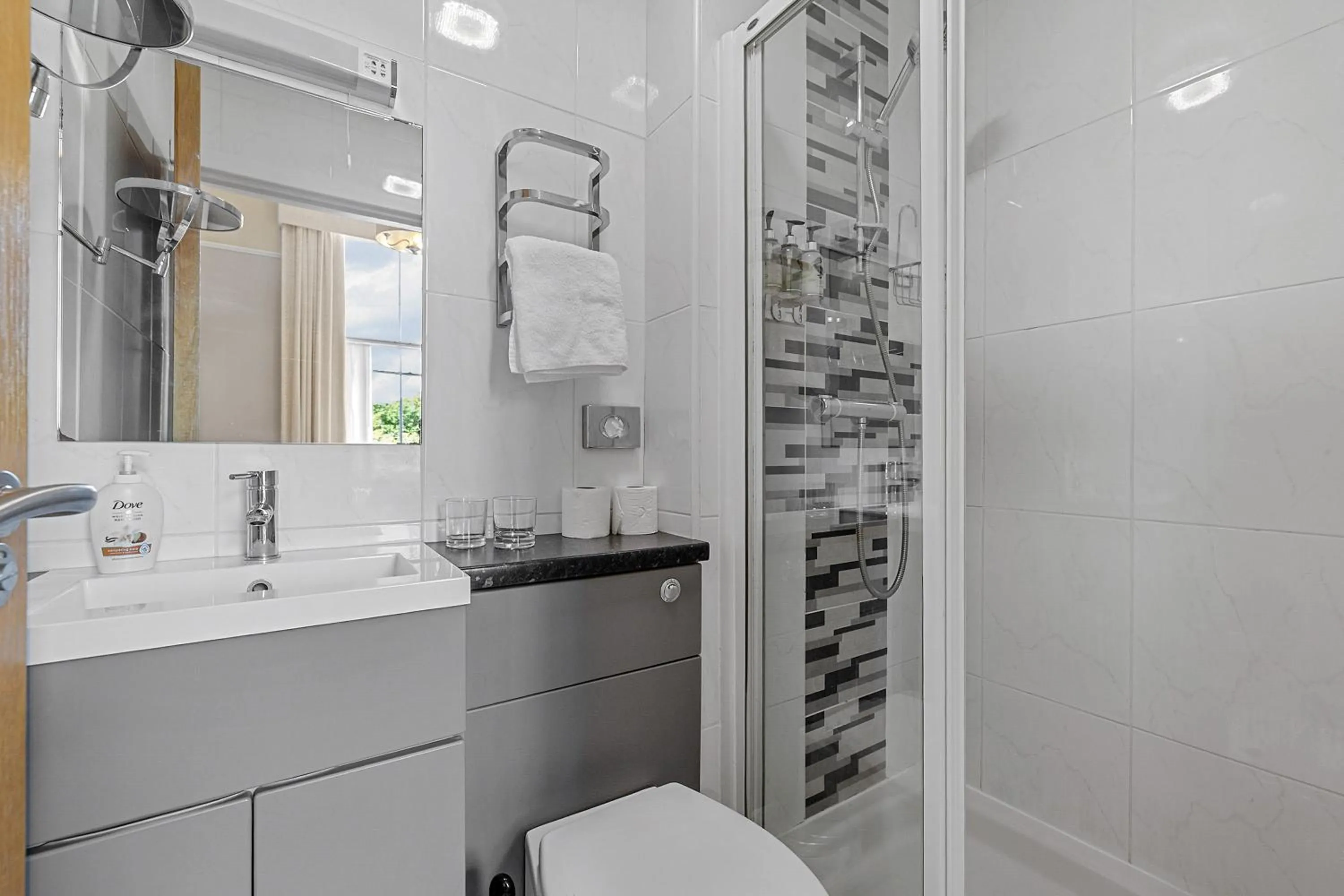 Shower in Invicta Hotel Plymouth