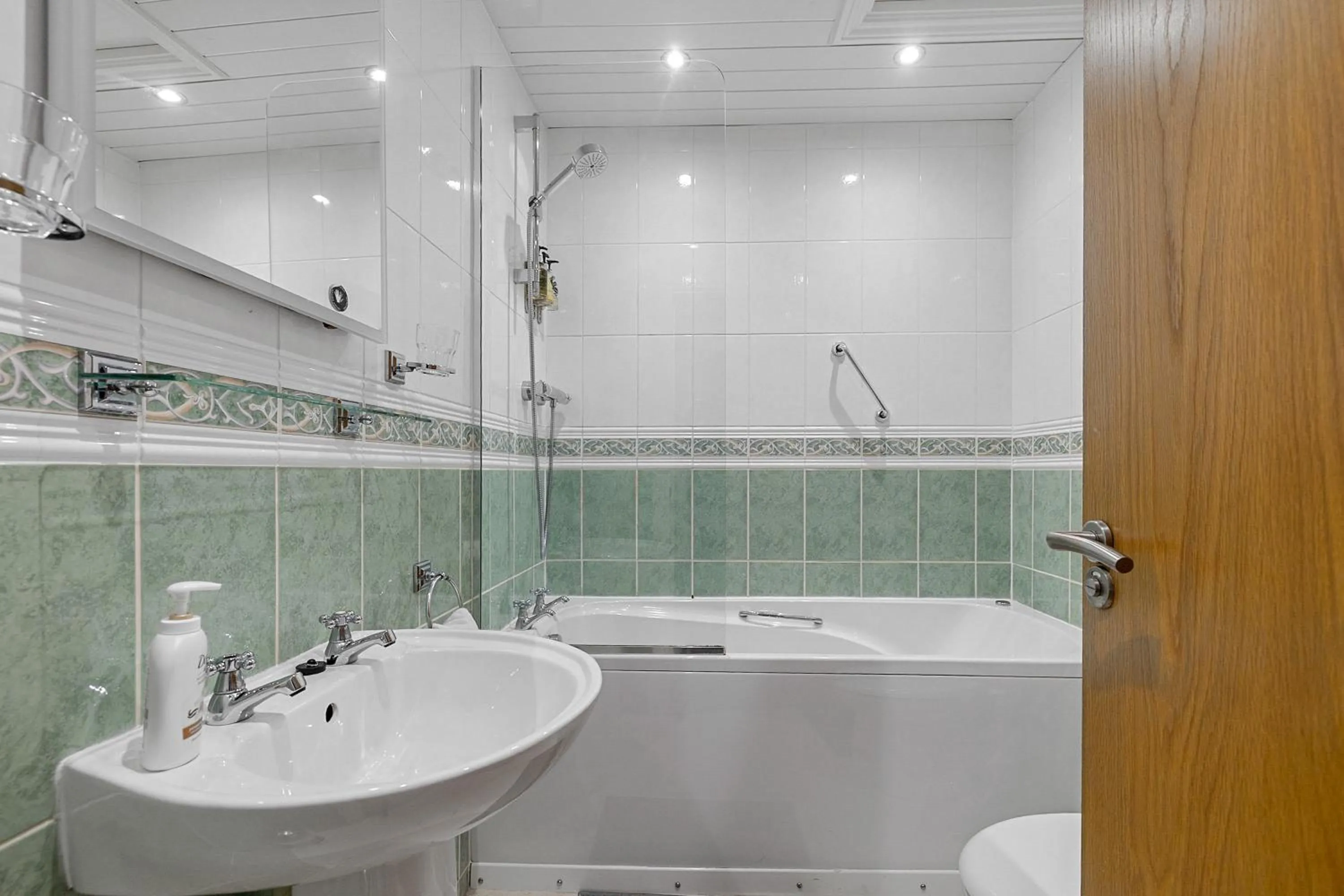 Shower in Invicta Hotel Plymouth